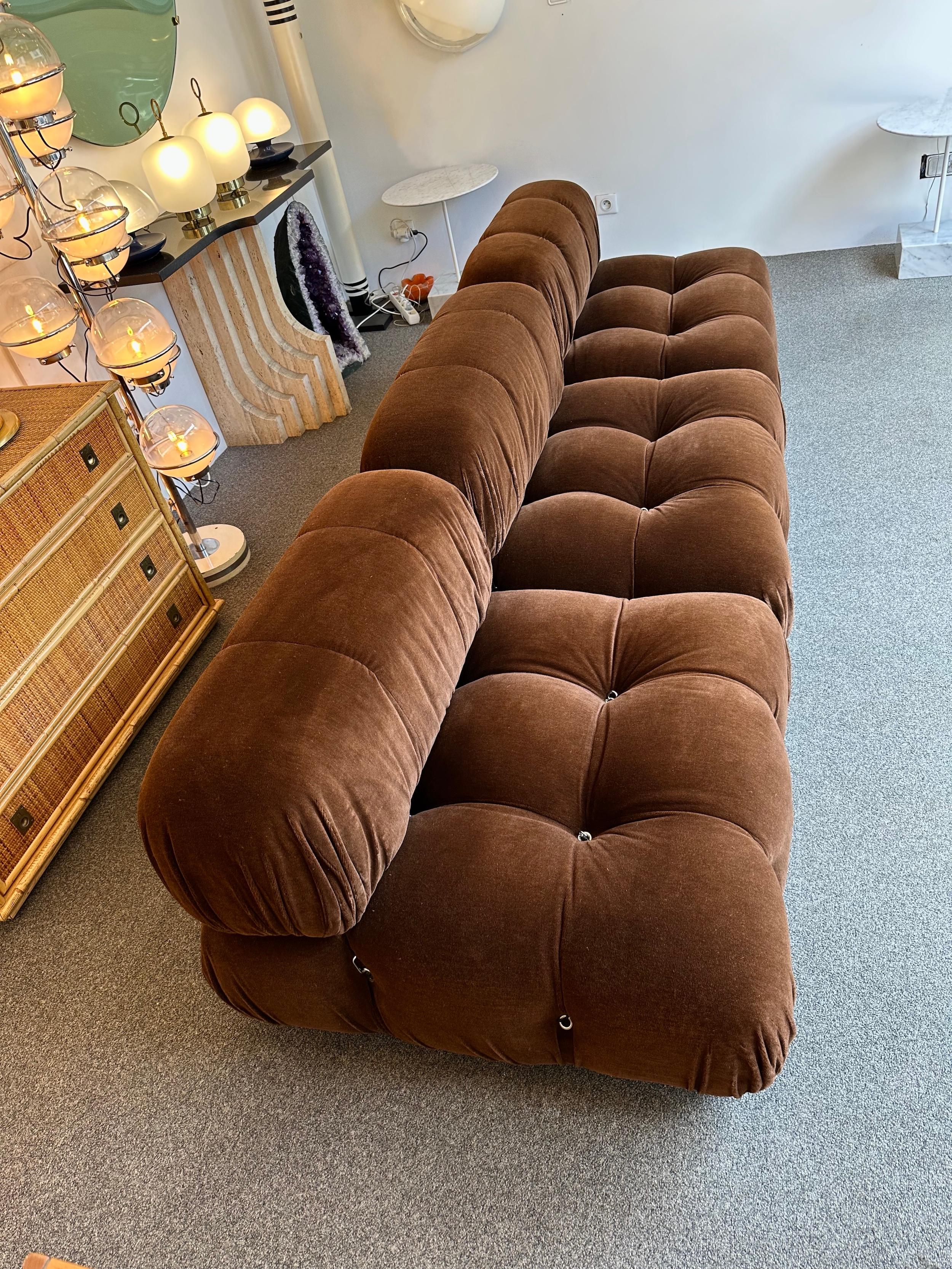 Divano componibile Camaleonda di Mario Bellini per B&B, Italia. 3 elementi di seduta componibili utilizzabili anche come poltrone, poggiapiedi, sdraio. Ogni sezione misura 95x95 centimetri. Design famosi come Afra & Tobia Scarpa per Cassina,