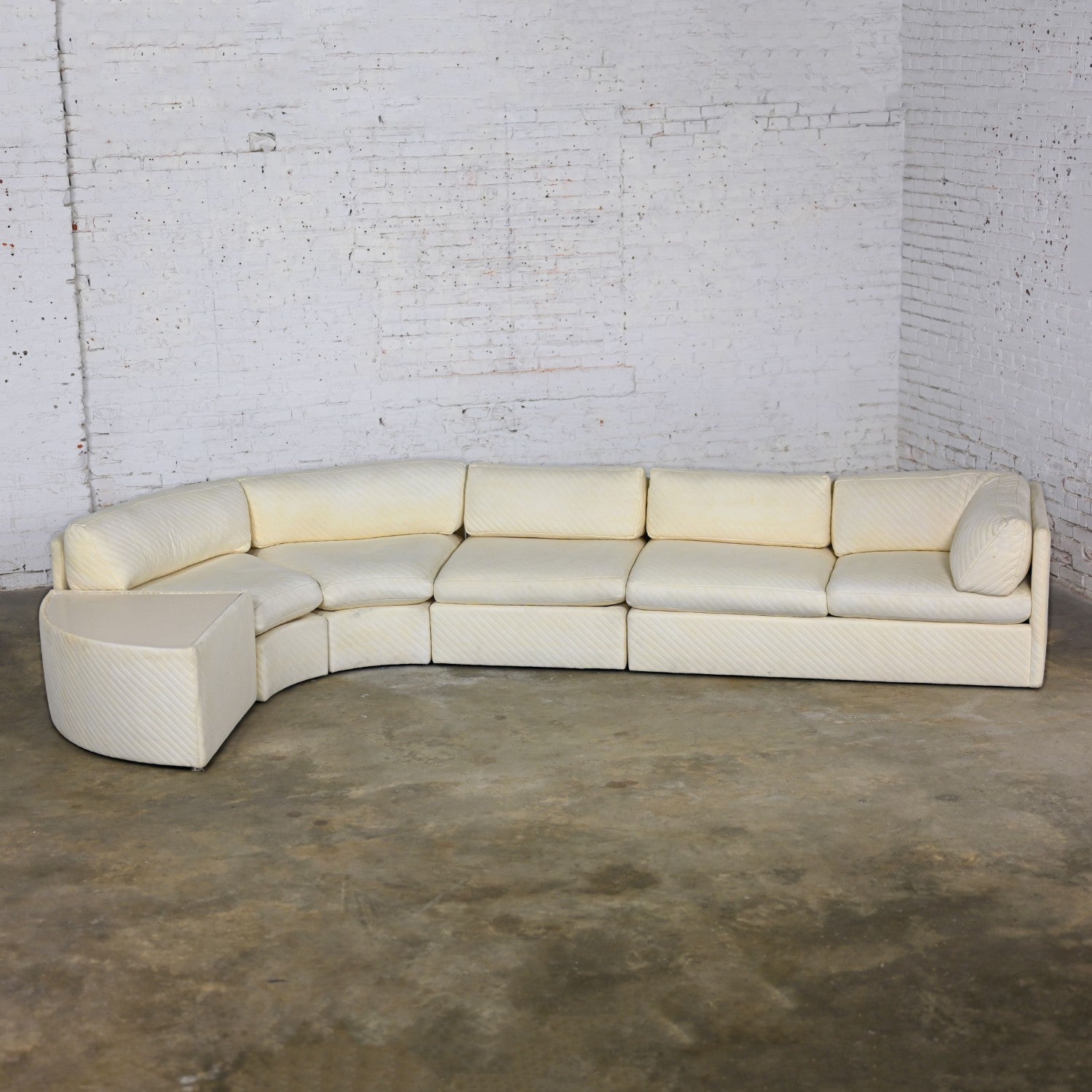 Meraviglioso divano componibile moderno degli anni '80 Less is More II Collectional di Milo Baughman per Thayer Coggin composto da 5 pezzi, solo la struttura. I mobili conservano le etichette originali. In ottime condizioni, tenendo presente che si
