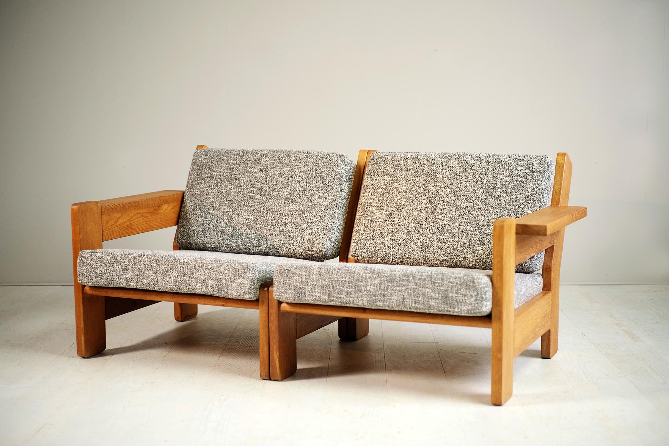 Beautiful set of four modular armchairs blond oak solid oak, North Europe 1960. Composed of two armchairs forming sofa and two chairs, it can be placed according to his desires, in 2 + 2, 3 + 1 or 4 seater sofa (304cm total length).
The sober and