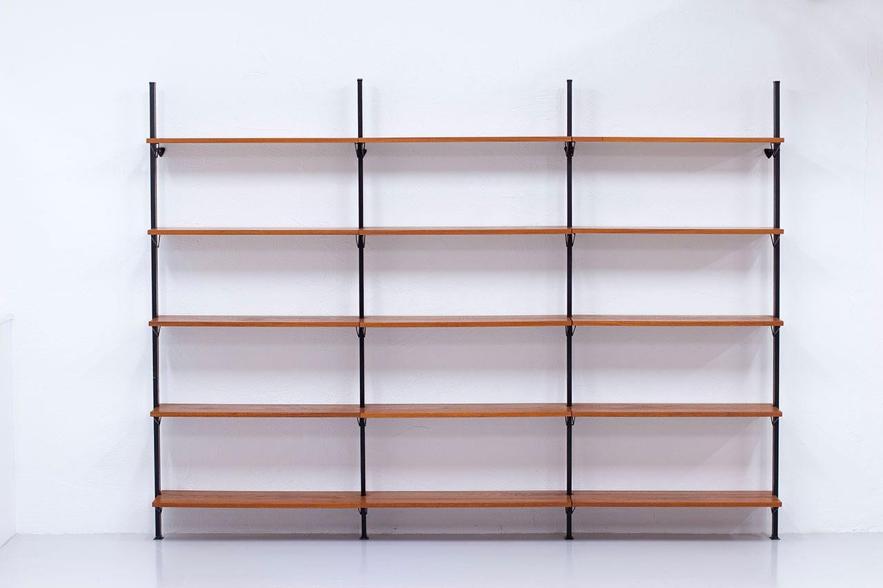 Vintage modular shelving system designed by Olof Pira and manufactured by String Design AB in Sweden during the 1950s. The system consists of fifteen teak shelves, each with a depth of 30cm, which can be arranged in a variety of configurations to