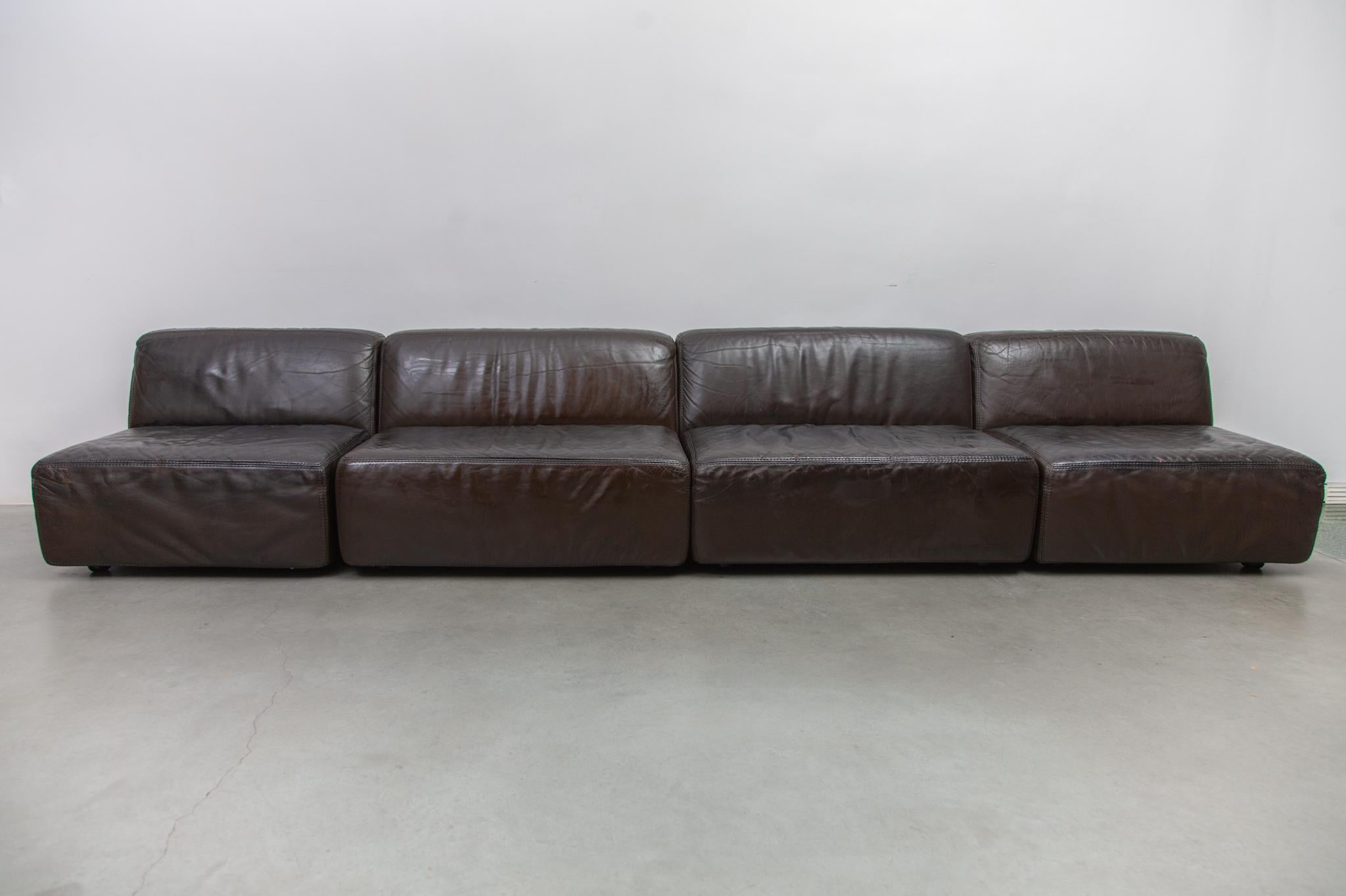 Schönes modulares Sofa, hergestellt von Durlet, Belgien, 1970er Jahre. Das Design stammt aus der Hand von Anita Schmidt. Schmidt arbeitet mit Durlet seit der Gründung des Unternehmens im Jahr 1966 zusammen. Form, Funktion und Ergonomie sind die