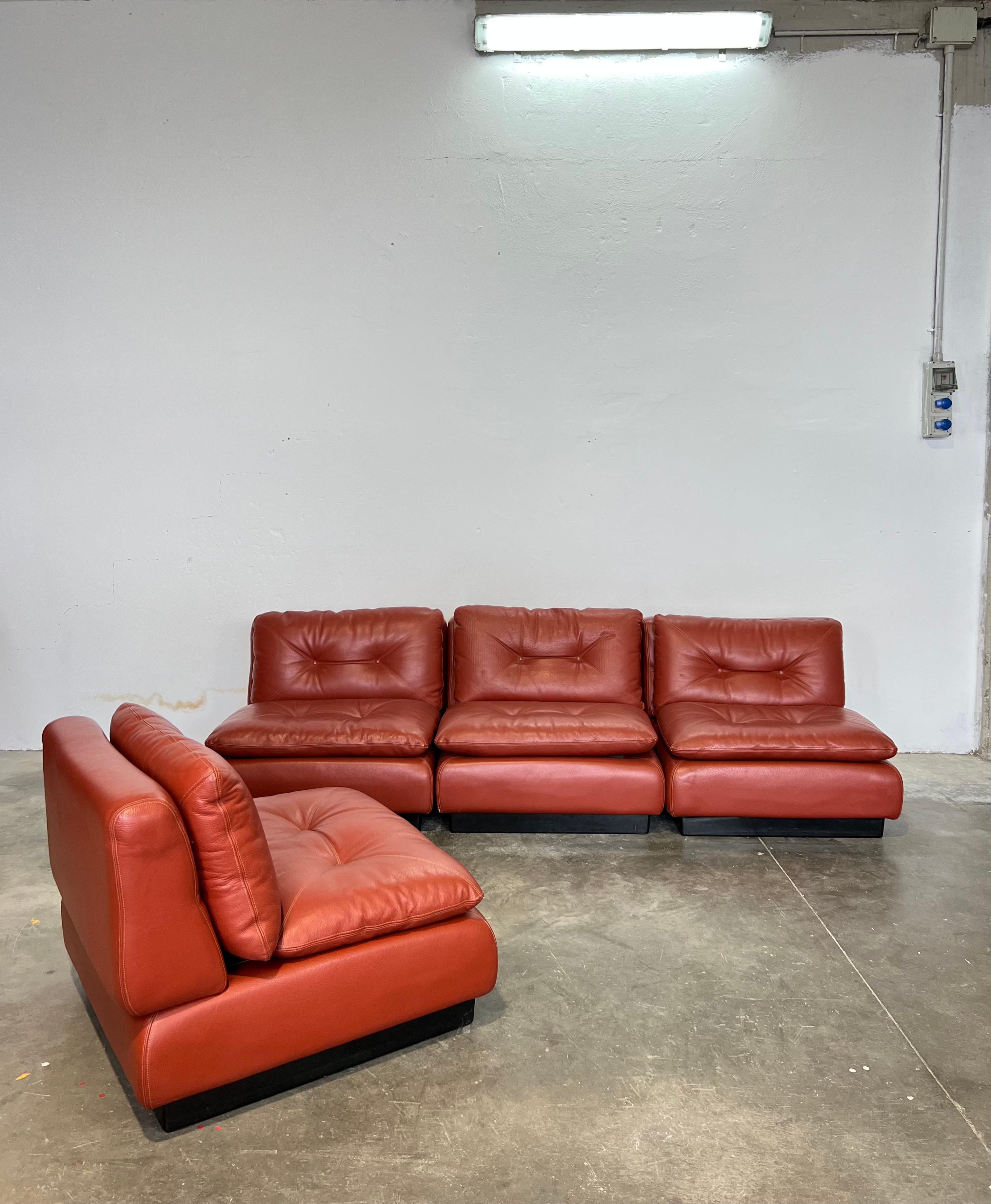 Presentamos un llamativo sofá modular de los años 70 de Sapotiri, totalmente retapizado en vibrante piel roja para una renovación fresca y moderna. Este conjunto de cuatro piezas combina la sofisticación retro con la delicadeza contemporánea,