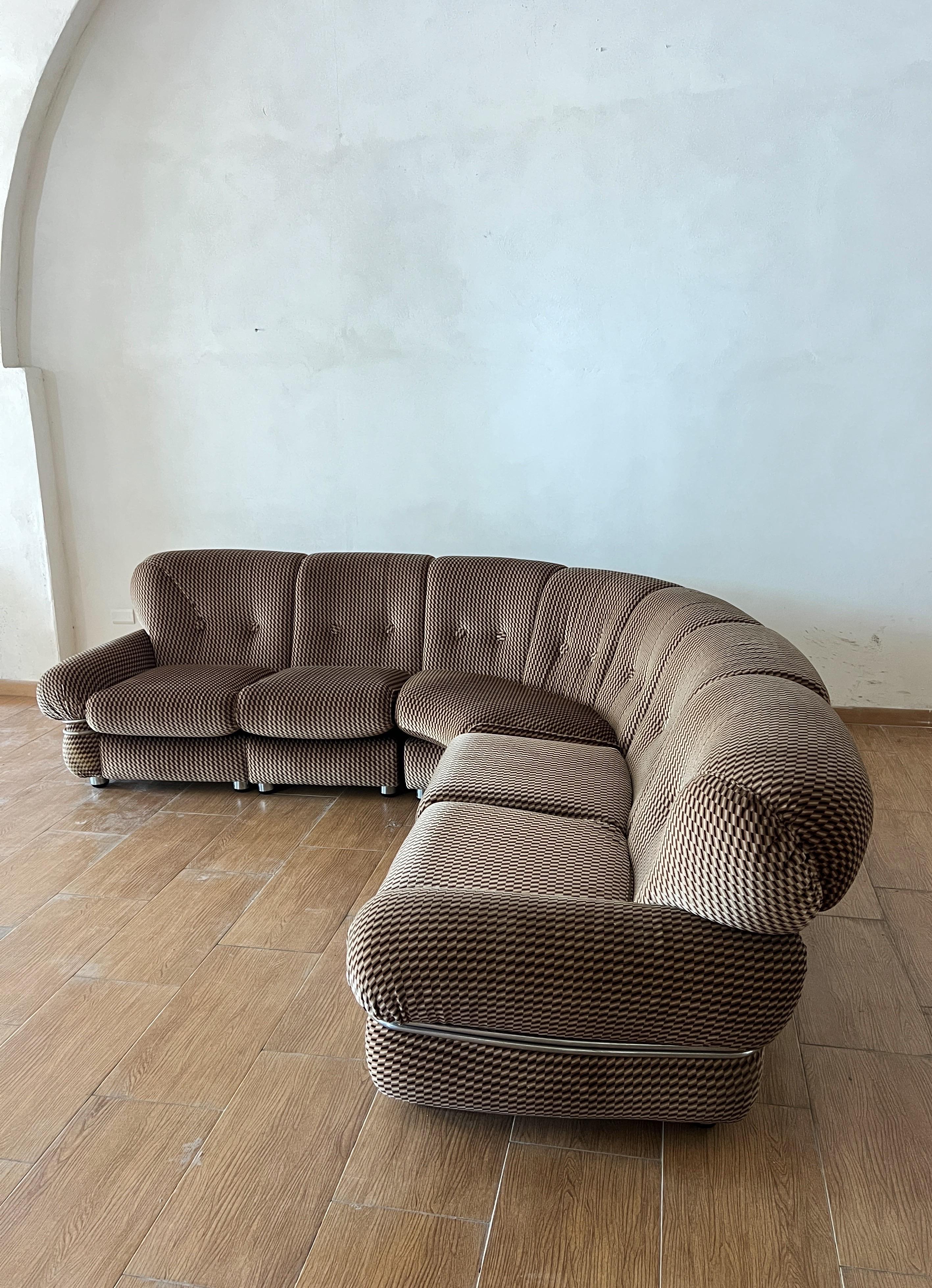 Divano modulare attribuito ad Adriano Piazzesi in tessuto originale anni '70 in velluto marrone. 

Questo straordinario divano modulare, attribuito al designer italiano Adriano Piazzesi, è un vero e proprio pezzo forte degli anni Settanta. Rivestita