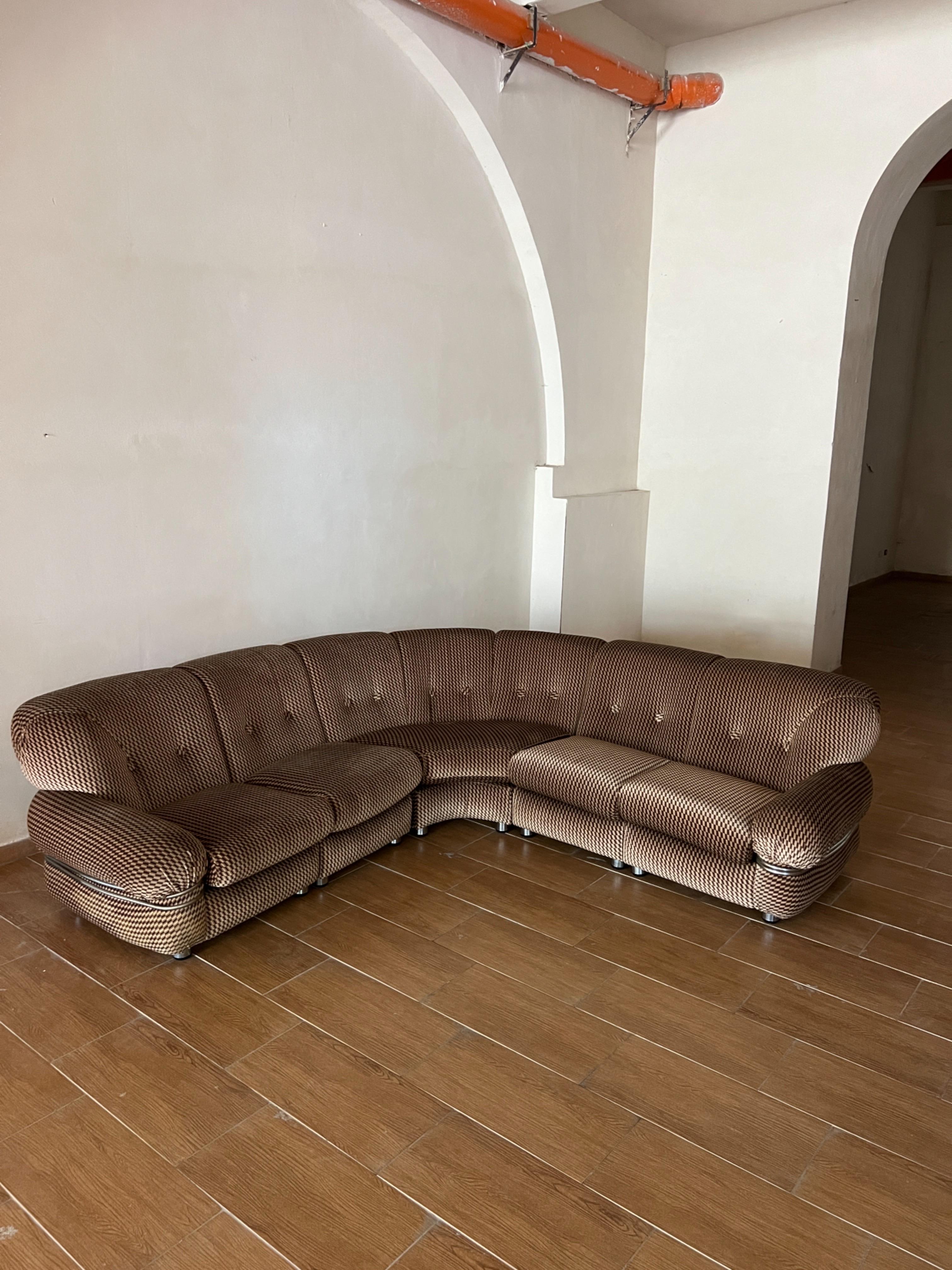 Mid-Century moderno Divano modulare attribuito ad Adriano Piazzesi originale anni '70 in velluto marrone in vendita