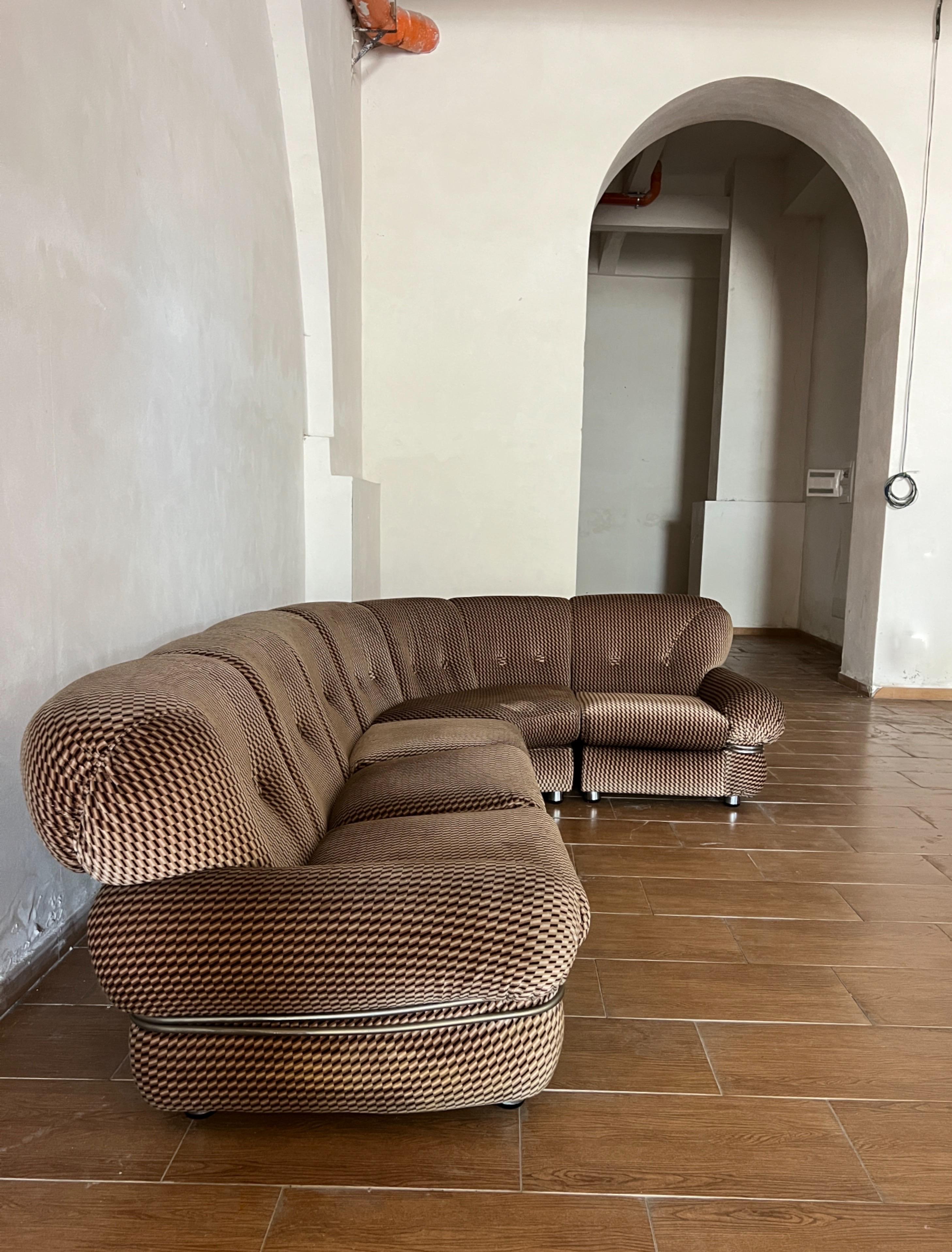 Divano modulare attribuito ad Adriano Piazzesi originale anni '70 in velluto marrone in vendita 2