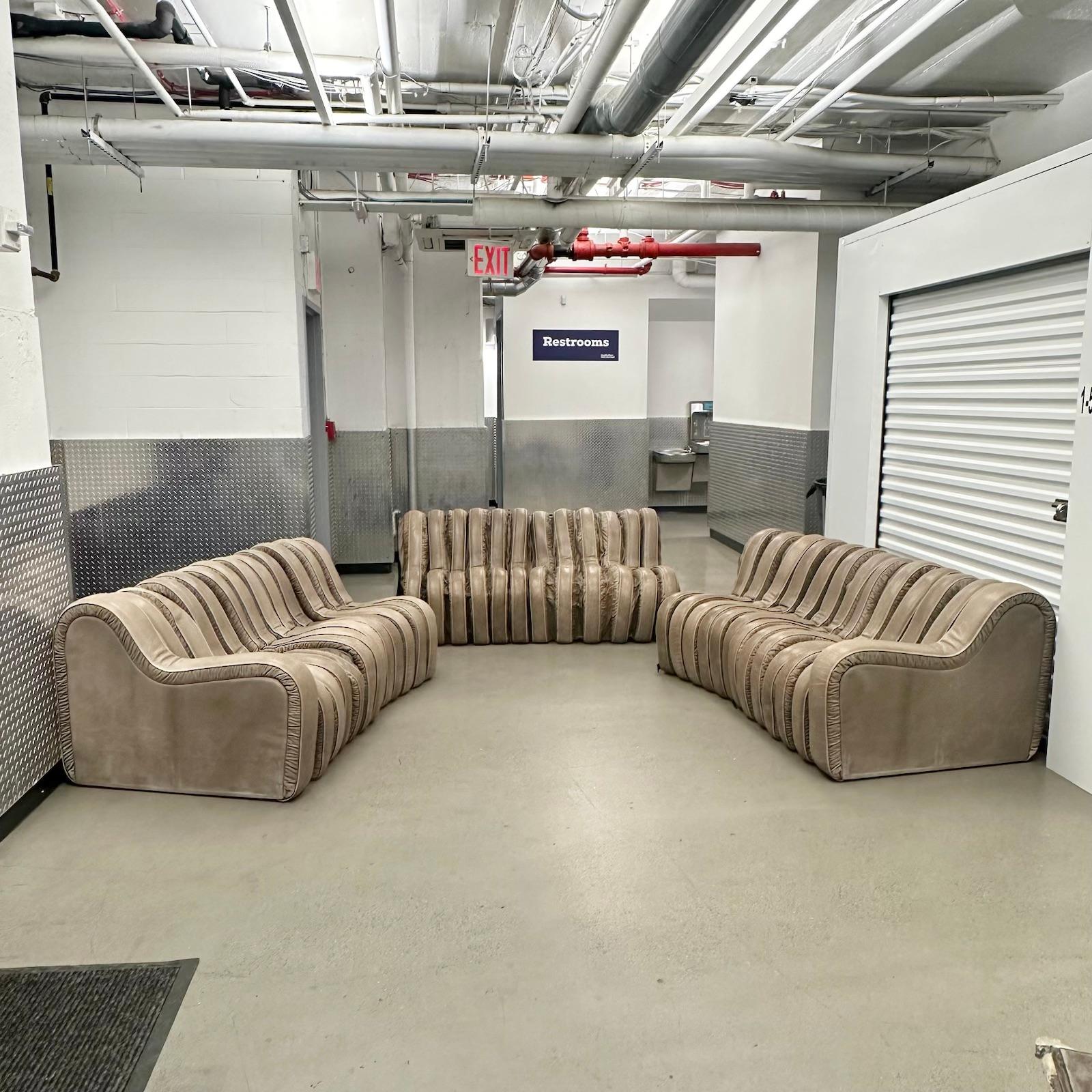 Imagine a sofa that perfectly blends luxury, comfort, and design. This spacious, modular sofa is just that. Manufactured by Casa Bella in the 1980s, and in the style of the De Sede Non Stop Sofa, here is a piece that will transform any space.