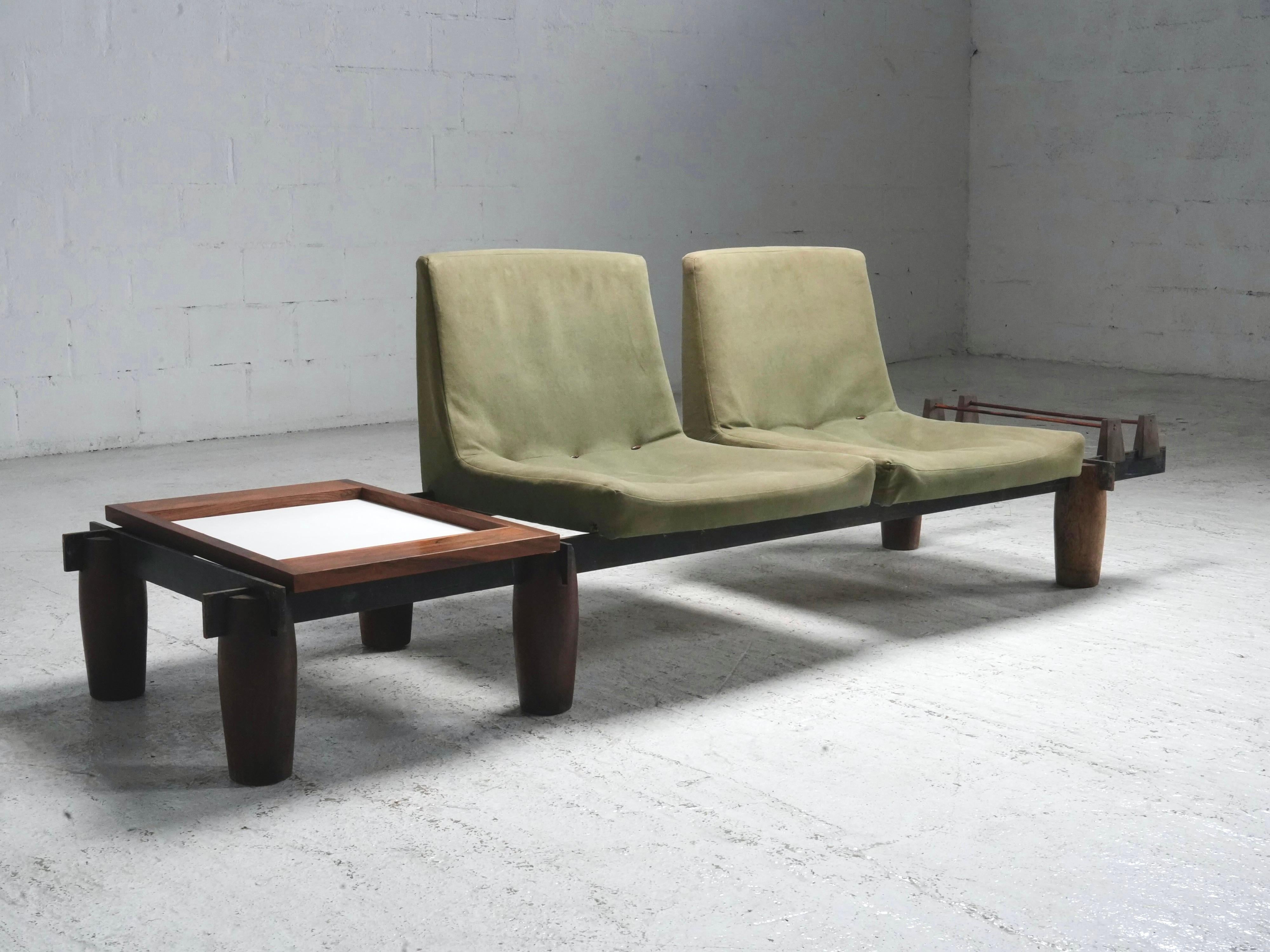 Questo divano modulare di Jorge Zalszupin, progettato negli anni '60-'70, è un pezzo forte grazie all'uso innovativo di materiali contrastanti. La combinazione di legno, acciaio e tessuto riflette la maestria di Zalszupin nel fondere elementi