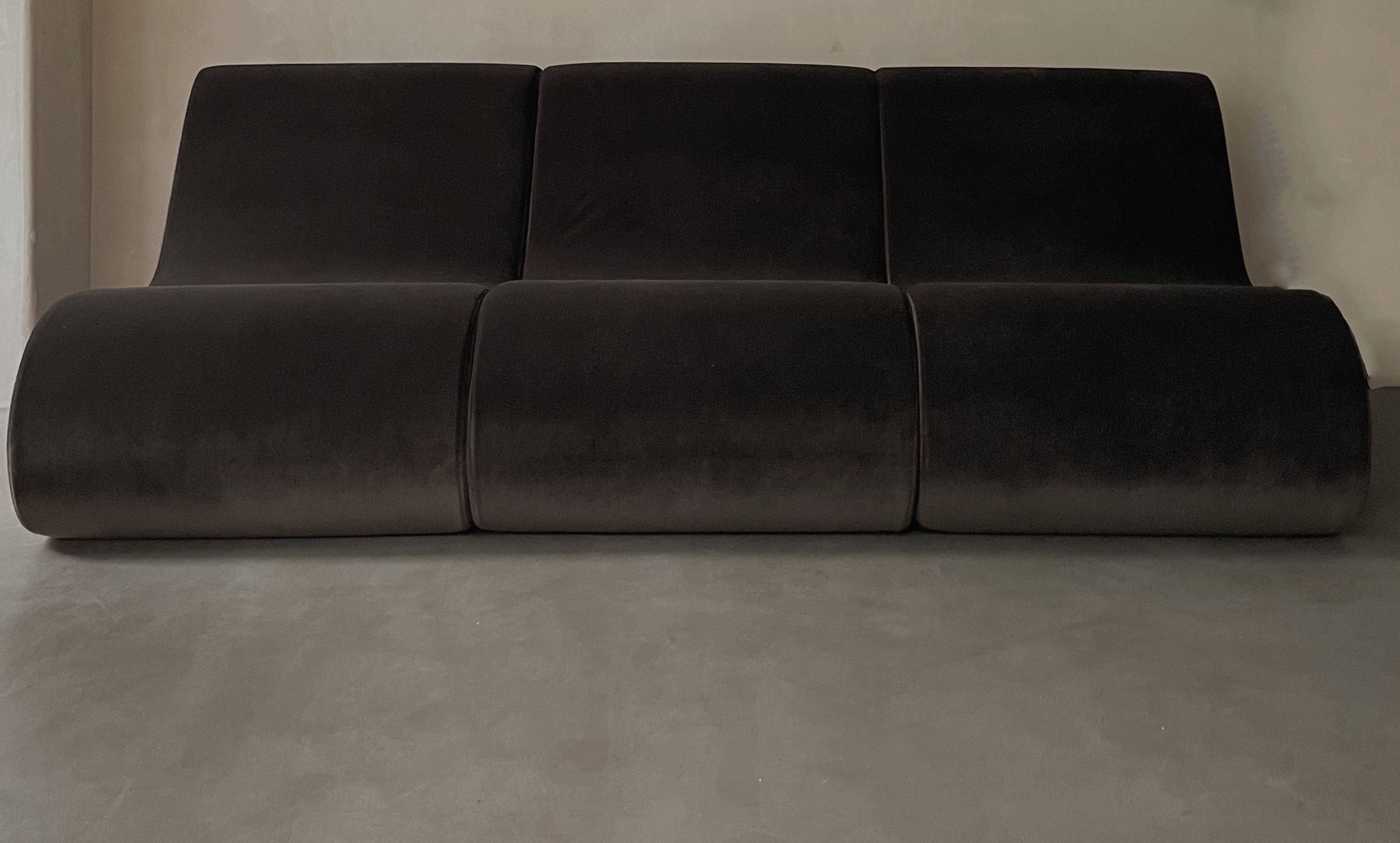 Modulares Sofa von kar
Abmessungen: B 210 x T 105 x H 70 cm
MATERIALIEN: Stoff, MDF-Rahmen


Kar ist die Wurzel des Sanskritwortes Karma und bedeutet karmische Wiederholung. Wir suchen nach Ursache und Wirkung in der Ästhetik, inspiriert von der