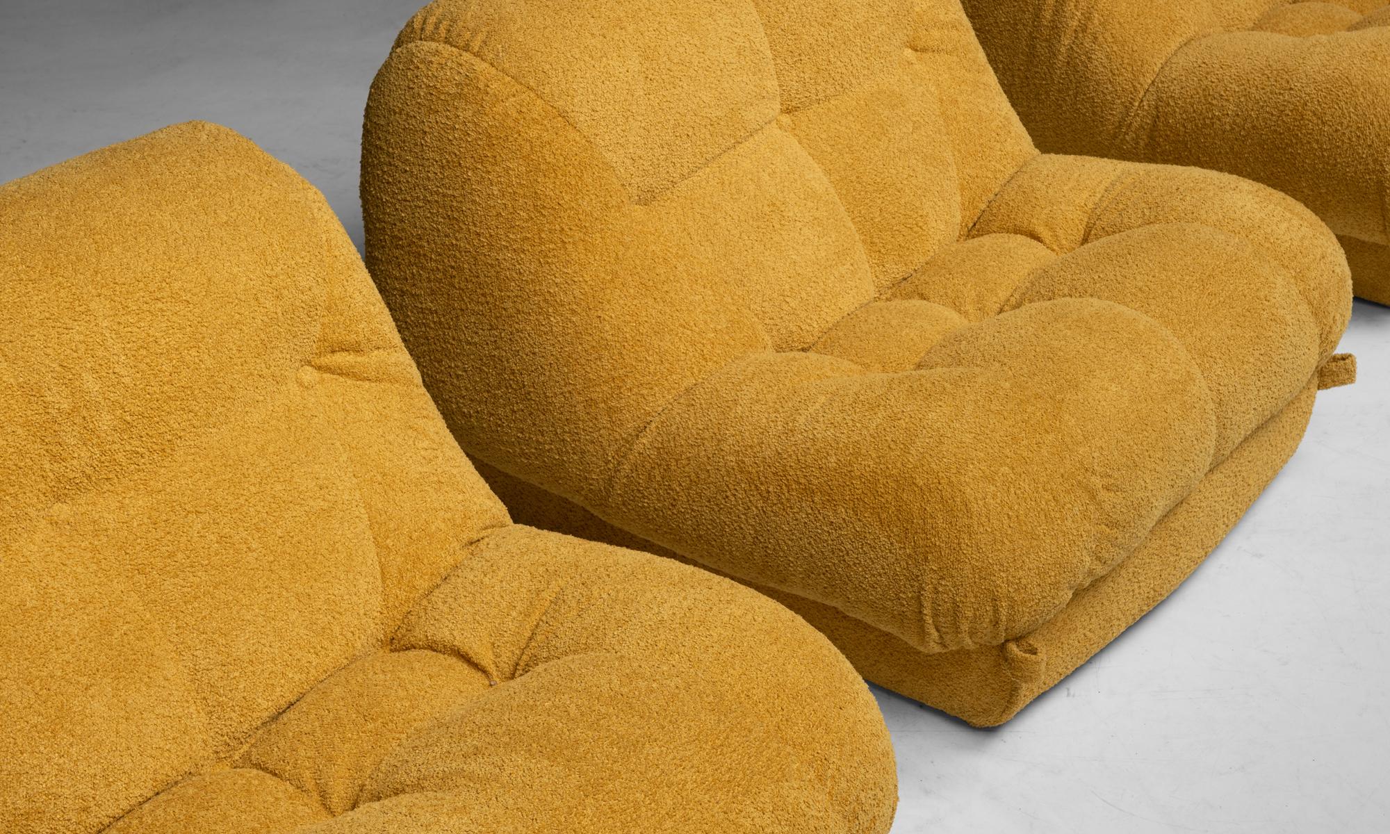 Mimo Padova Canapé modulaire
Italie, 1975
Conçu par Rino Maturi, en tissu texturé original.
111 