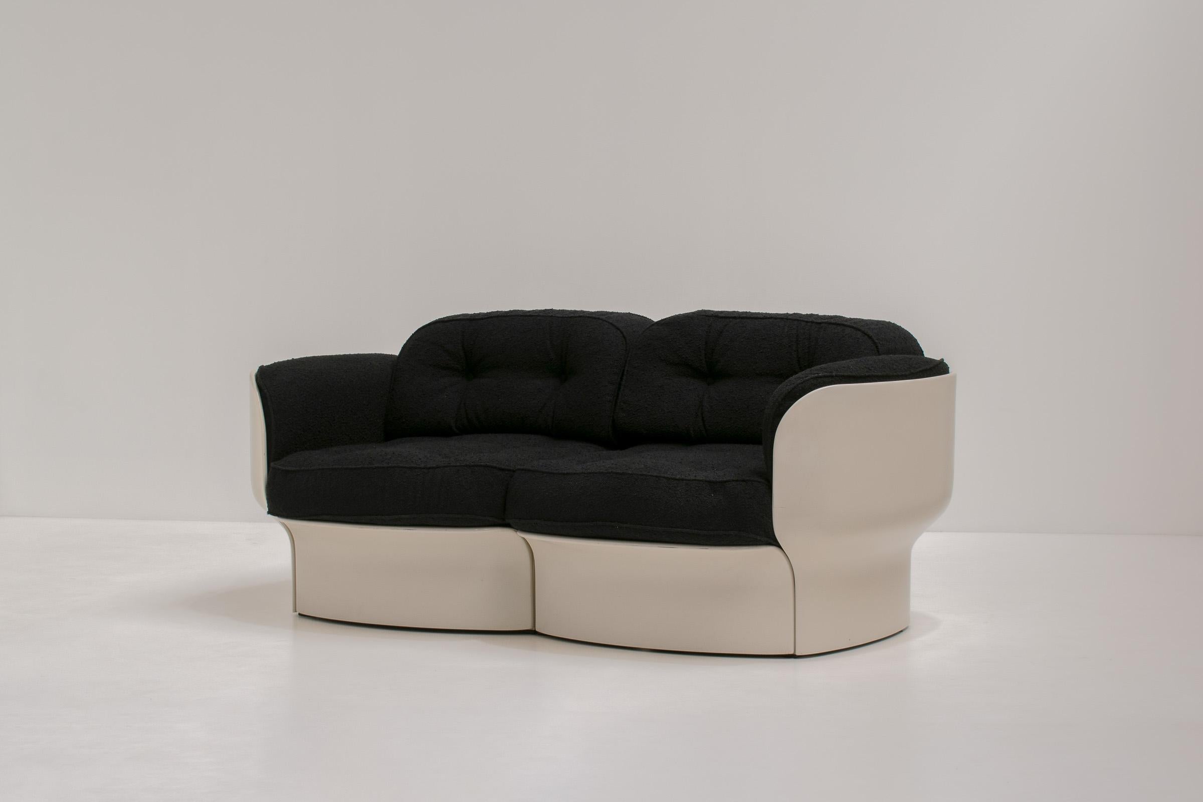 Das außergewöhnliche 2-Sitzer-Sofa von Peter Ghyczy aus den 1970er Jahren ist ein unglaublich seltenes und wirklich einzigartiges Stück. Auch als 