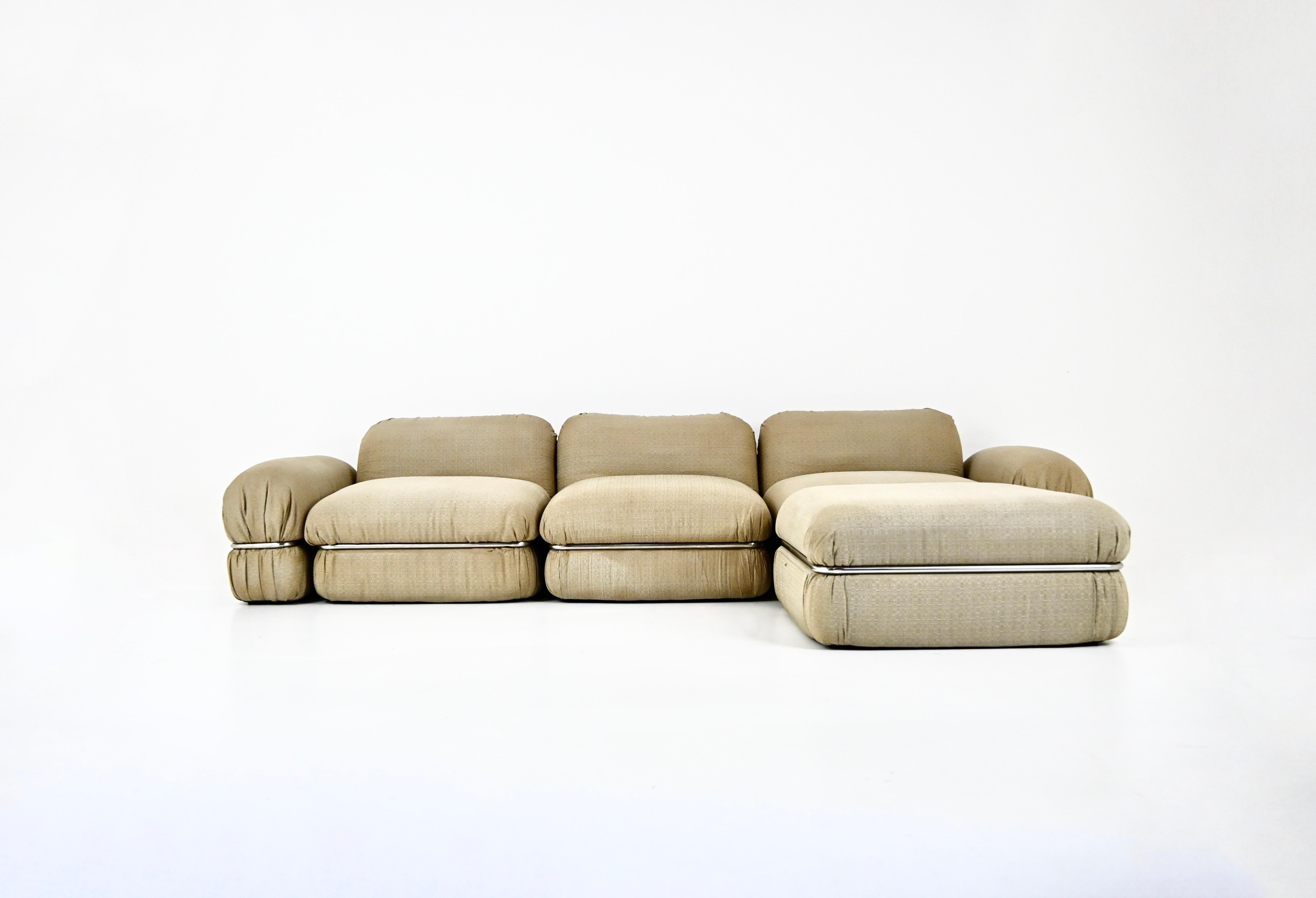 Sofa in fabric, metal and plastic. Fully modular.
Stamped on the underside of each element. Dimensions of one element: H: 62 cm W: 80 cm D: 80 cm Seat height: 38 cm. Ottoman: H: 38 cm W: 80 cm D: 85 cm. Wear due to time and age.
FOR SHIPPING,