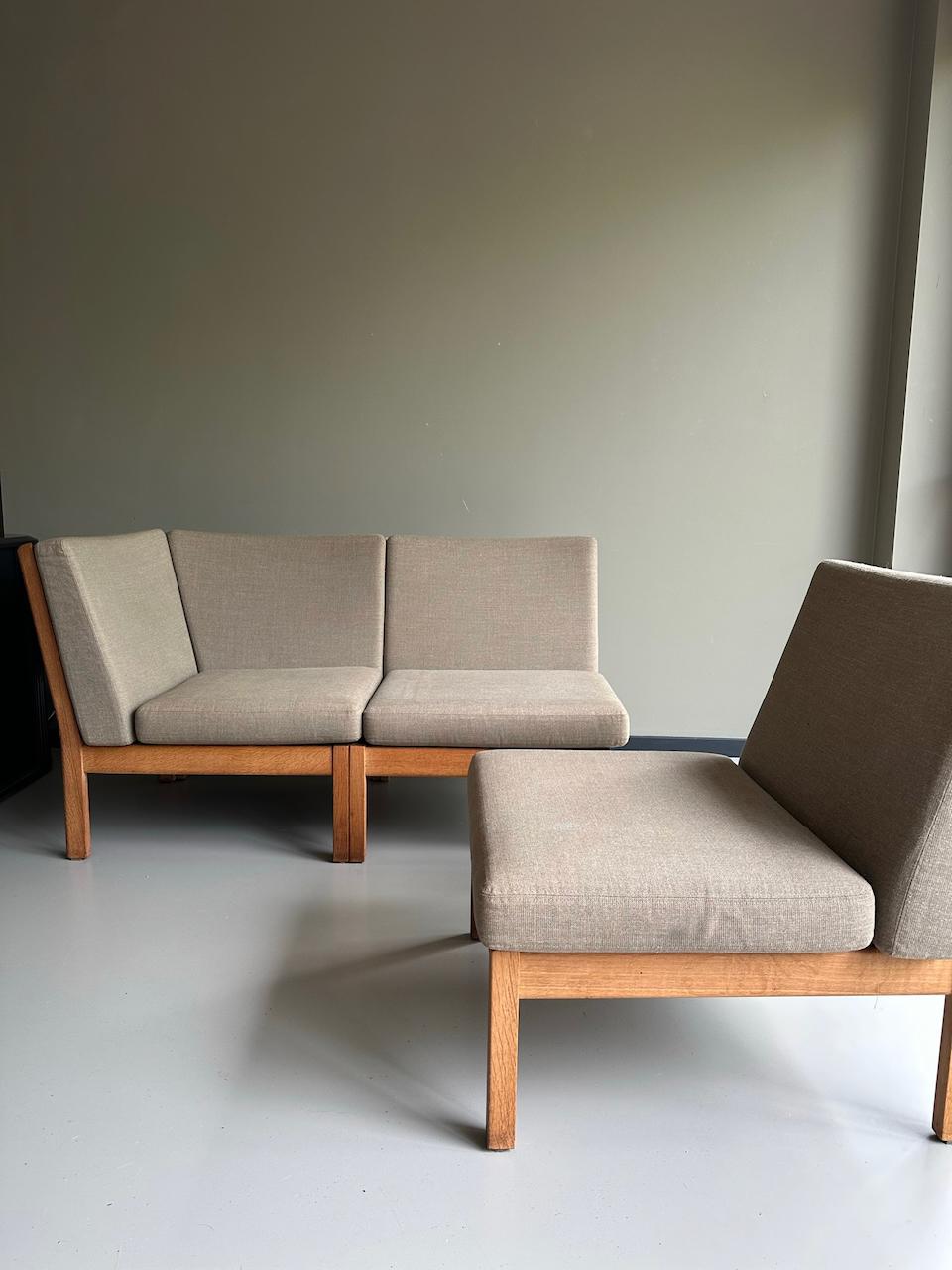 Dreiteiliges modulares Sofa, Modell GE 280 von Design-Großmeister Hans J. Wegner für GETAMA.
Schönes minimalistisches Design aus Dänemark.
Sehr bequemes Sofa, das nach Belieben zusammengestellt werden kann.
Die Elemente verbinden sich mit den