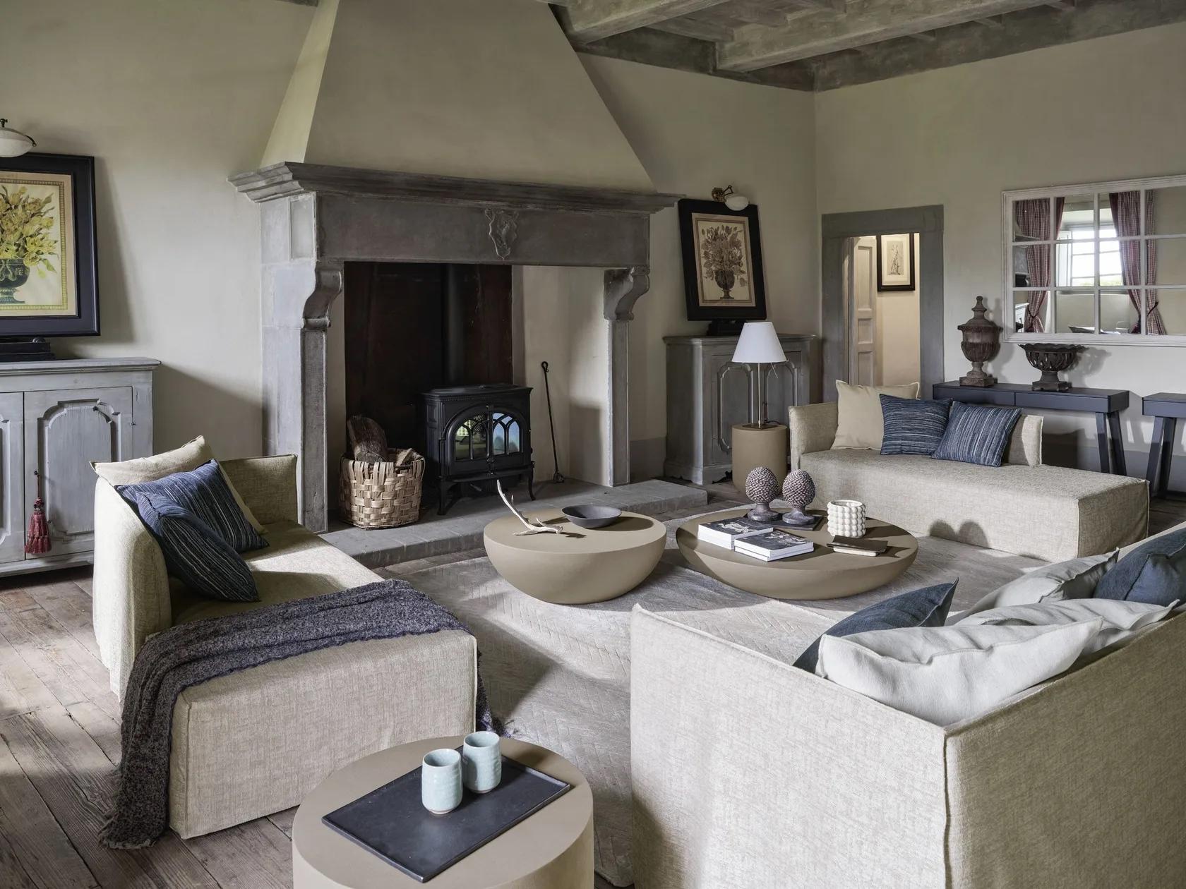 Gervasoni Ghost 30 L-R – Modular Chaise Sofa
Design: Paola Navone

Modular Ghost 30 L-R chaise sofa features a comfortable, fully padded structure with a removable cover in white linen fabric (Category B). The sofa is available with the armrest on