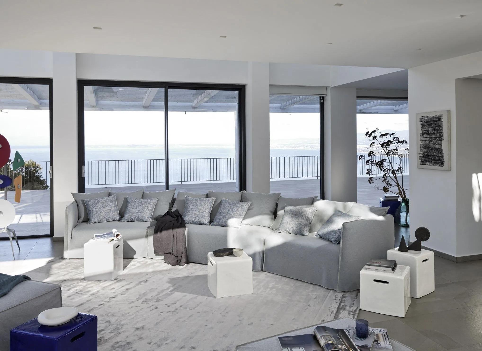 Gervasoni Ghost 38 - Sofá modular
Diseño: Paola Navone

Ghost 38 es un sofá modular con estructura de contrachapado y madera maciza con cinchas elásticas, diseñado para ofrecer comodidad y flexibilidad duraderas. El asiento y la estructura están
