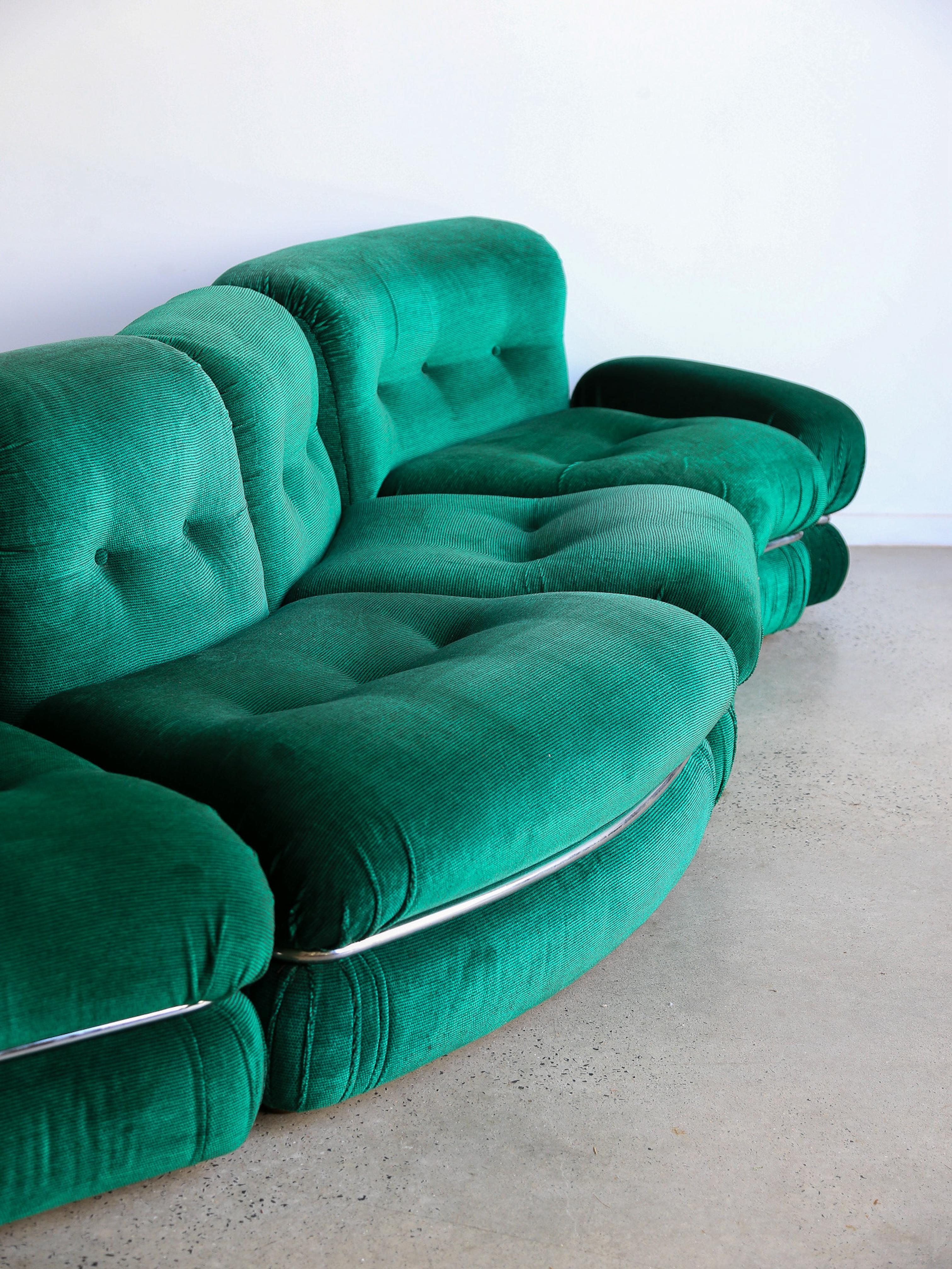Velours Canapé modulaire vert émeraude avec cadre chromé Adriano Piazzesi en vente