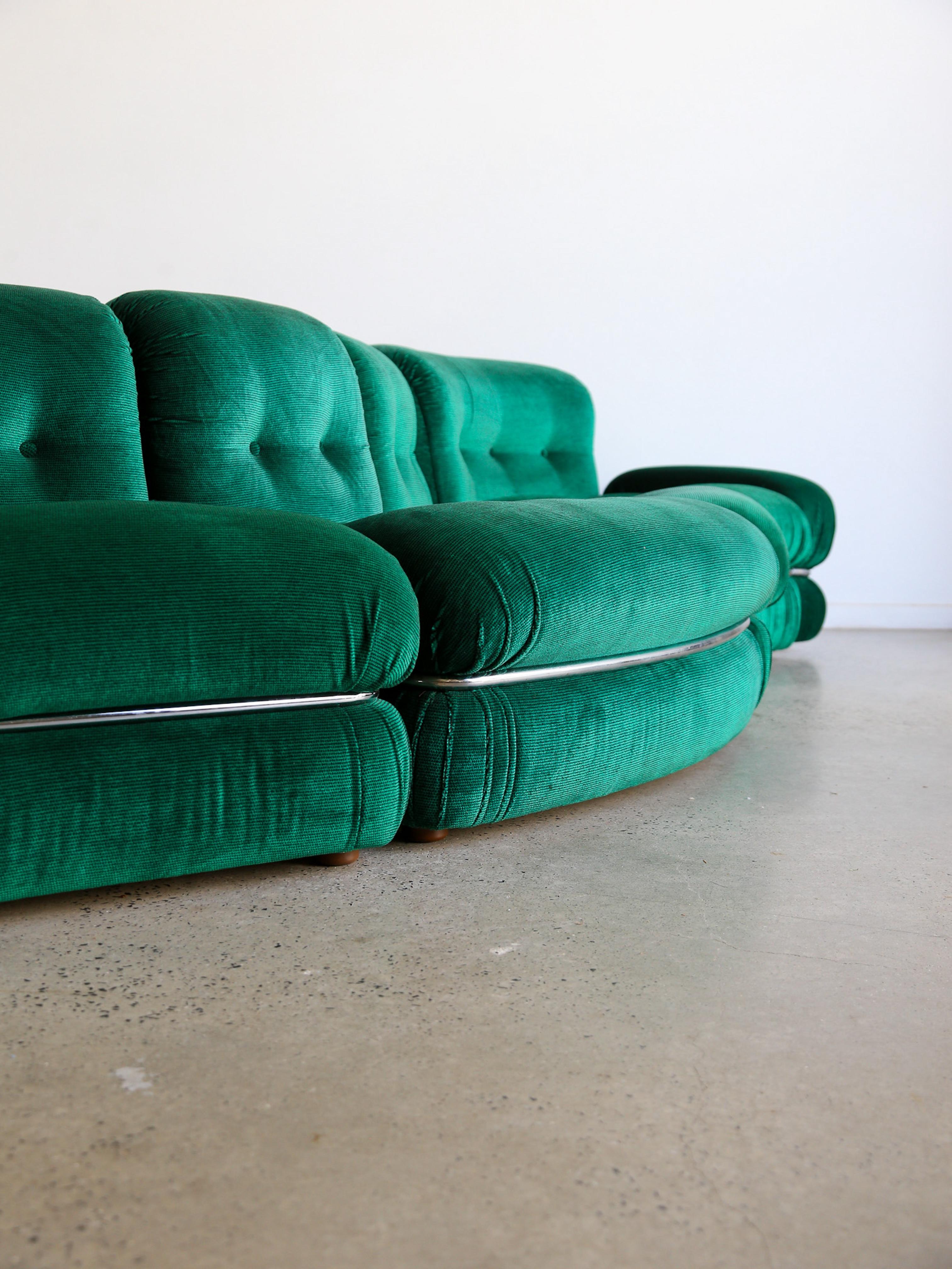 Canapé modulaire vert émeraude avec cadre chromé Adriano Piazzesi en vente 1