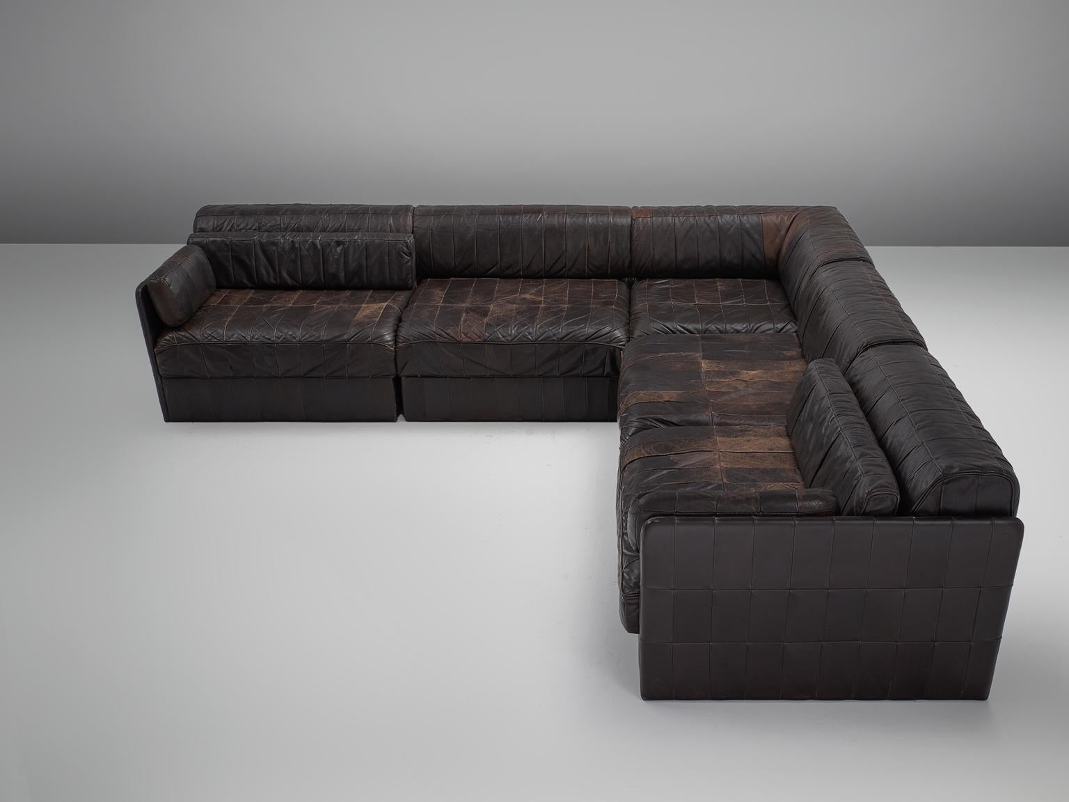 De Sede, sofa DS 88, dark brown patinated leather, 1970s. 

This comfortable leather sofa is manufactured by De Sede in Switzerland. Sectional sofa by the Swiss quality manufacturer De Sede. This sofa consists of five elements. The cushions are