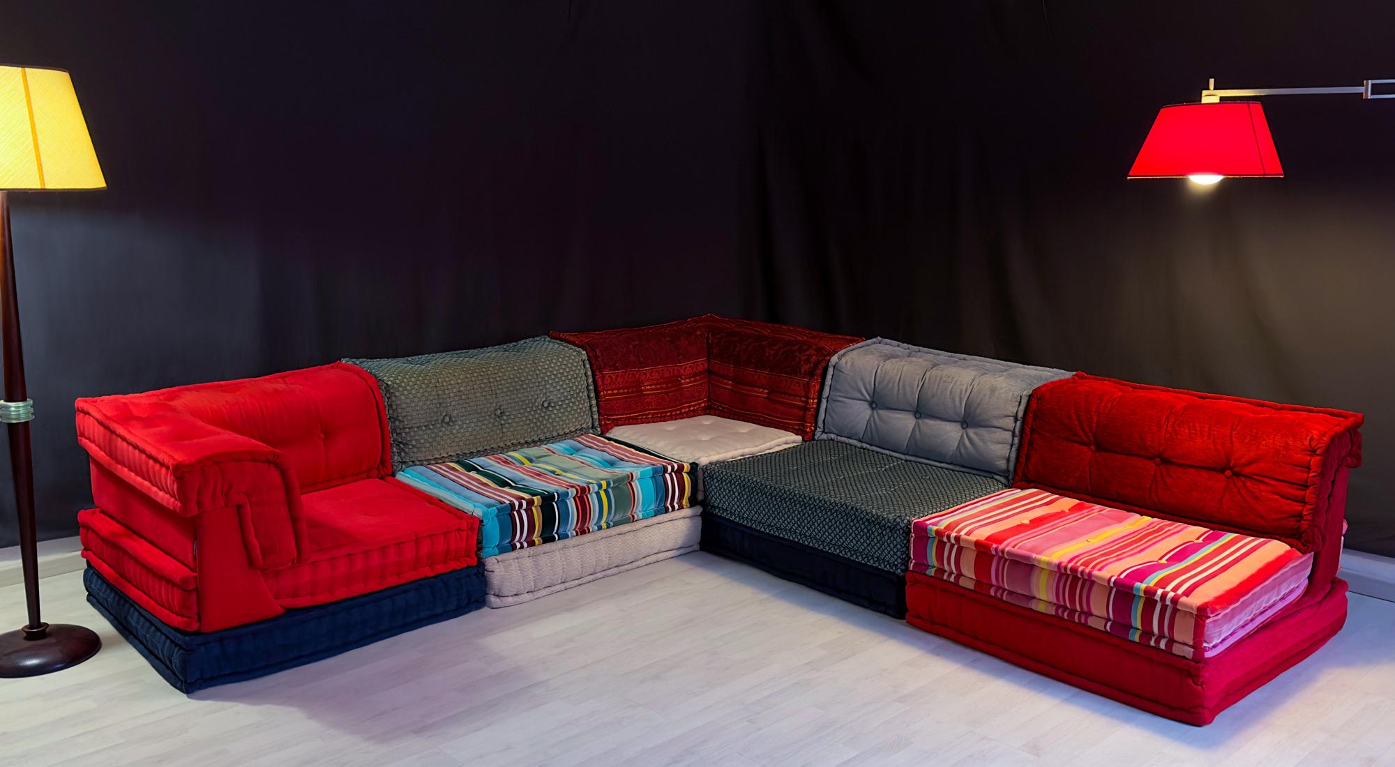 Indulge in the epitome of luxury with the original Roche Bobois MAH JONG sofa, a masterpiece by Hans Hopfer, adorned with high-quality fabrics designed by Kenzo Takada. 

Elevate your living space by customizing arrangements through the