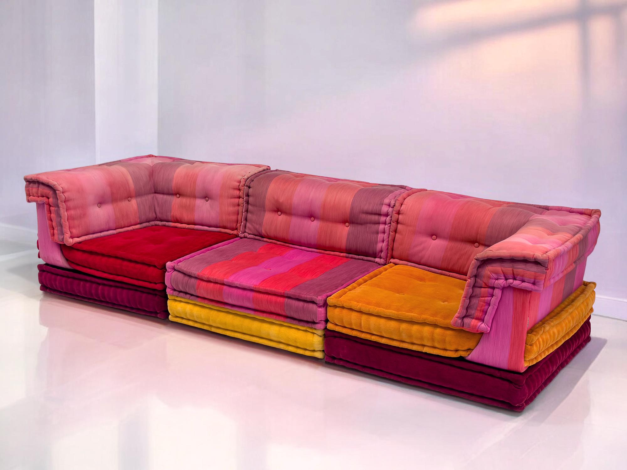 Indulge in the epitome of luxury with the original Mah Jong sofa, adorned with high-quality fabrics designed by Kenzo Takada exclusively for Roche Bobois.

This set has been maintained in very good conditions of the period with light sign of wear,