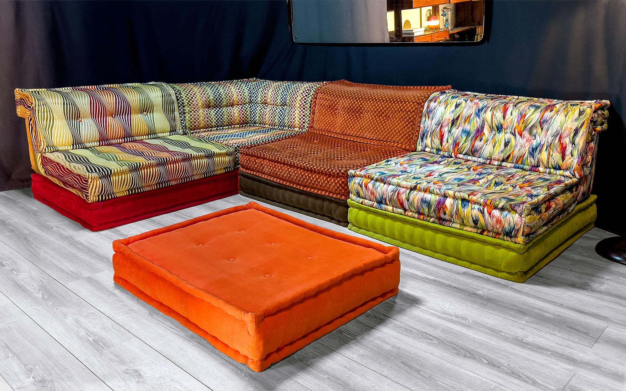 Indulge in the epitome of luxury with the original Mah Jong sofa, adorned with high-quality fabrics designed by Missoni Home exclusively for Roche Bobois.

This set has been maintained in very good conditions of the period and is similar to the