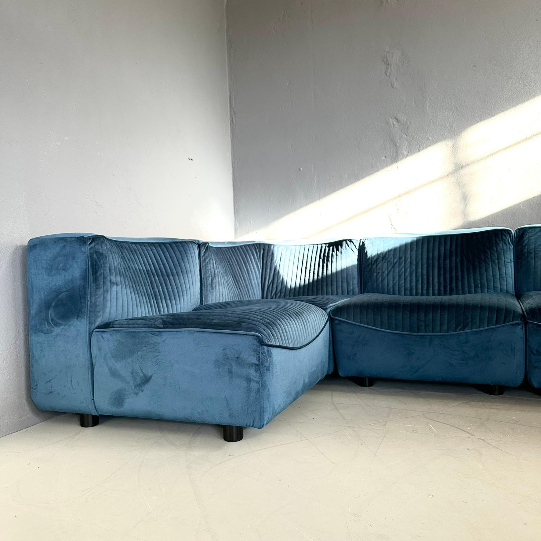 Modular sofa 'Novemila' design by Tito Agnoli for Artflex, 1969, six modules In Good Condition In Milan, IT