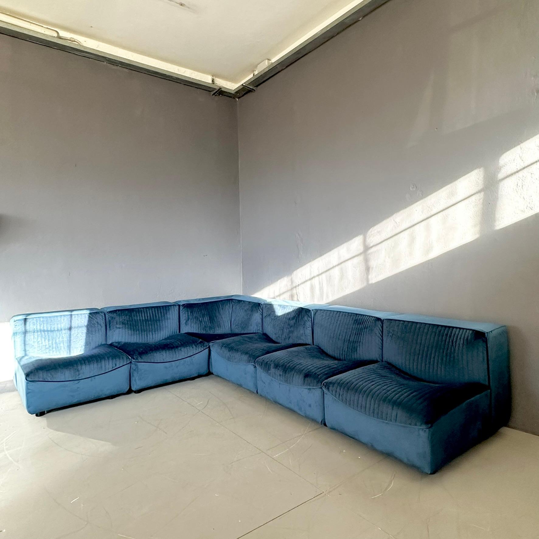 Modular sofa 'Novemila' design by Tito Agnoli for Artflex, 1969, six modules 2