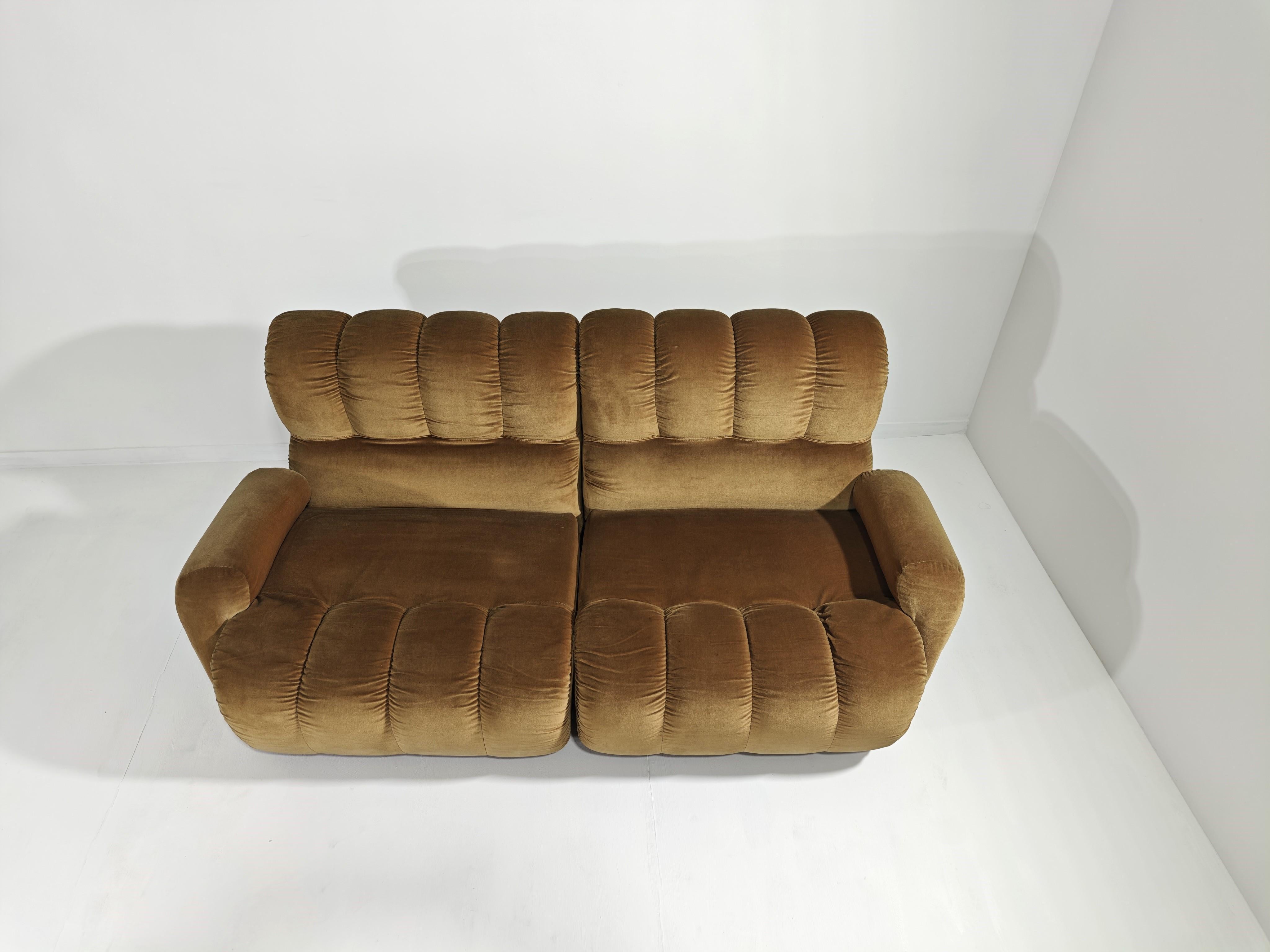 Ensemble de deux canapés modulaires en velours design moderne mi-siècle, Italie, 1970 en vente 3