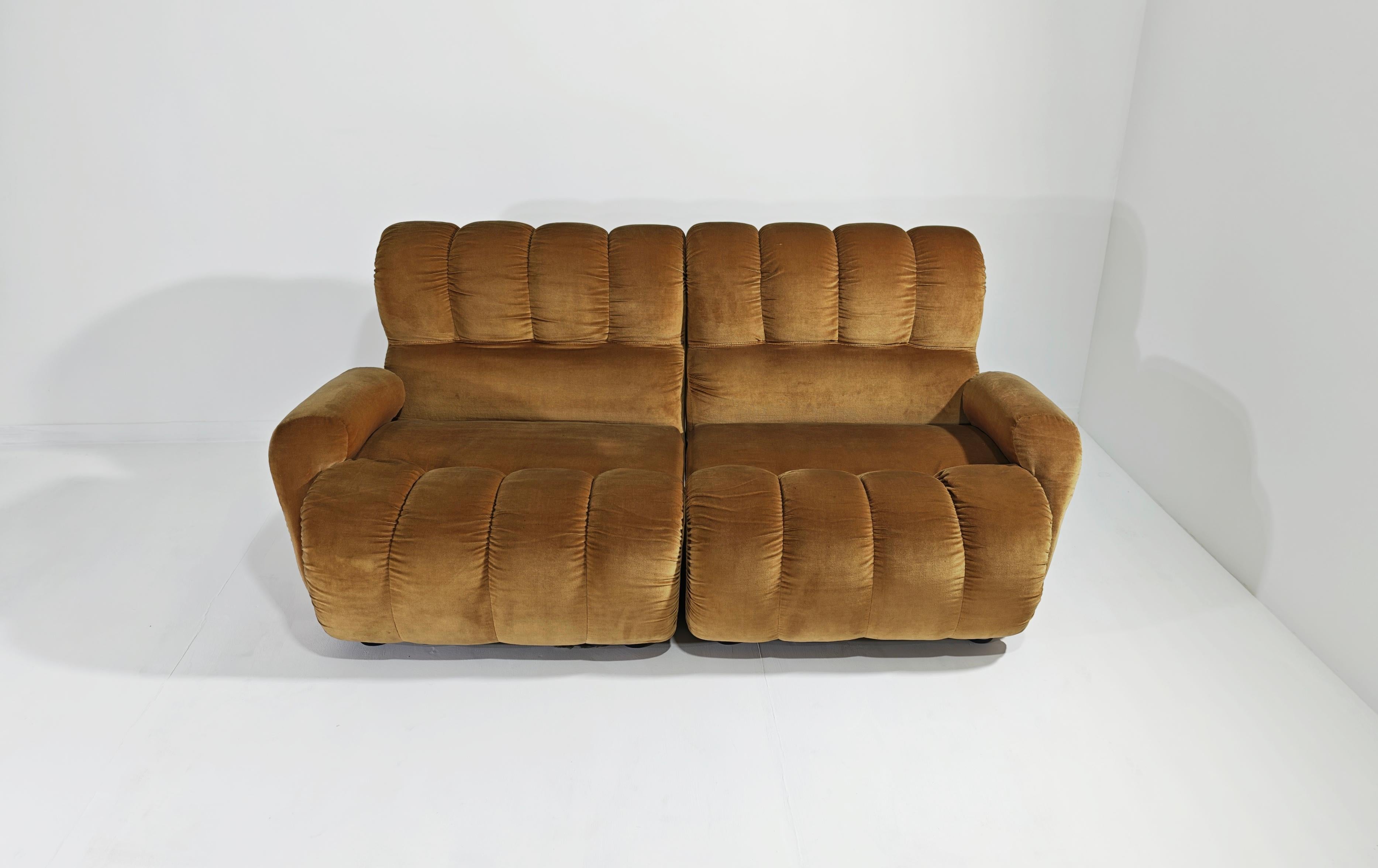 Ensemble de deux canapés modulaires en velours design moderne mi-siècle, Italie, 1970 en vente 7