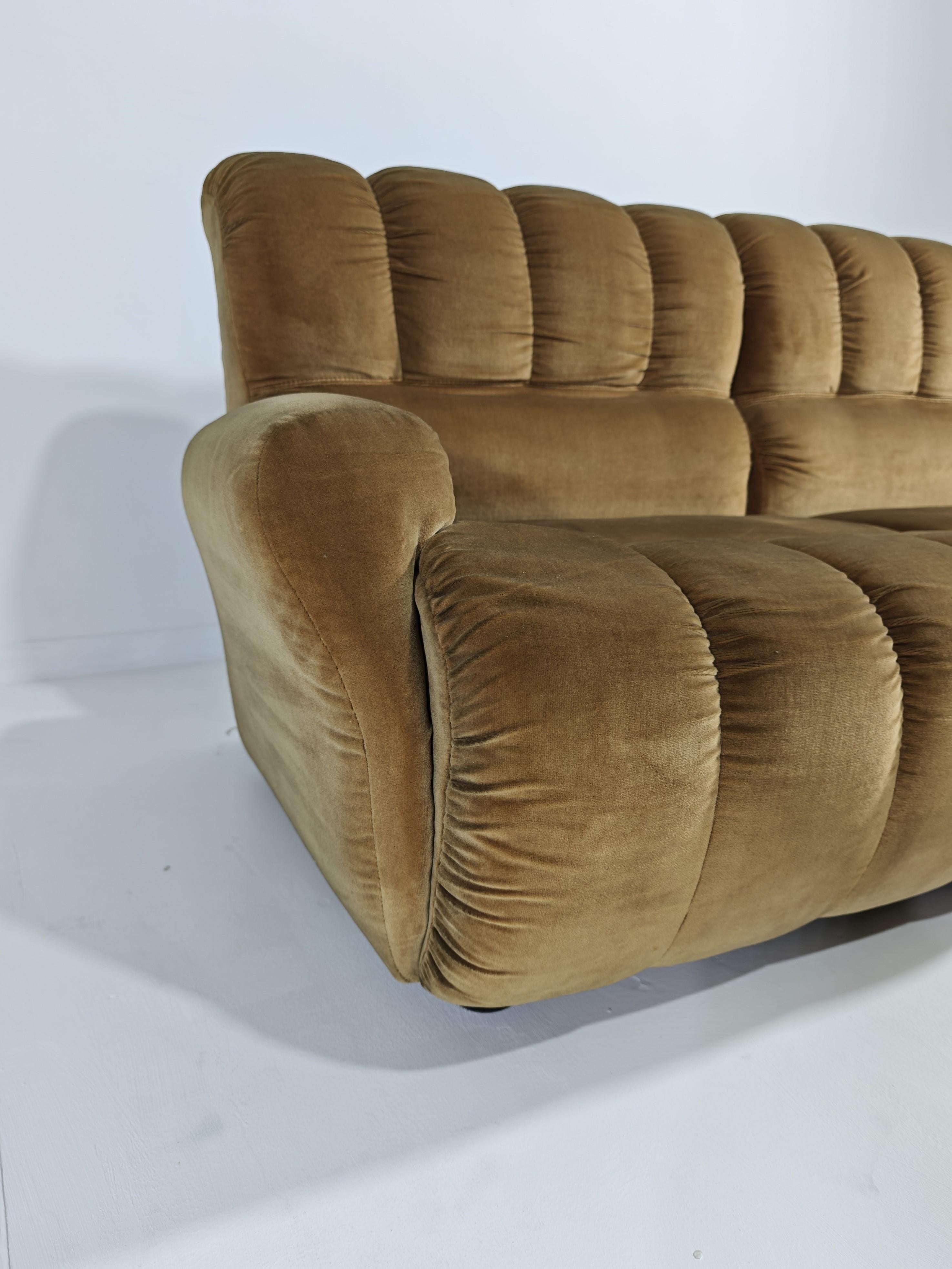 Ensemble de deux canapés modulaires en velours design moderne mi-siècle, Italie, 1970 en vente 9