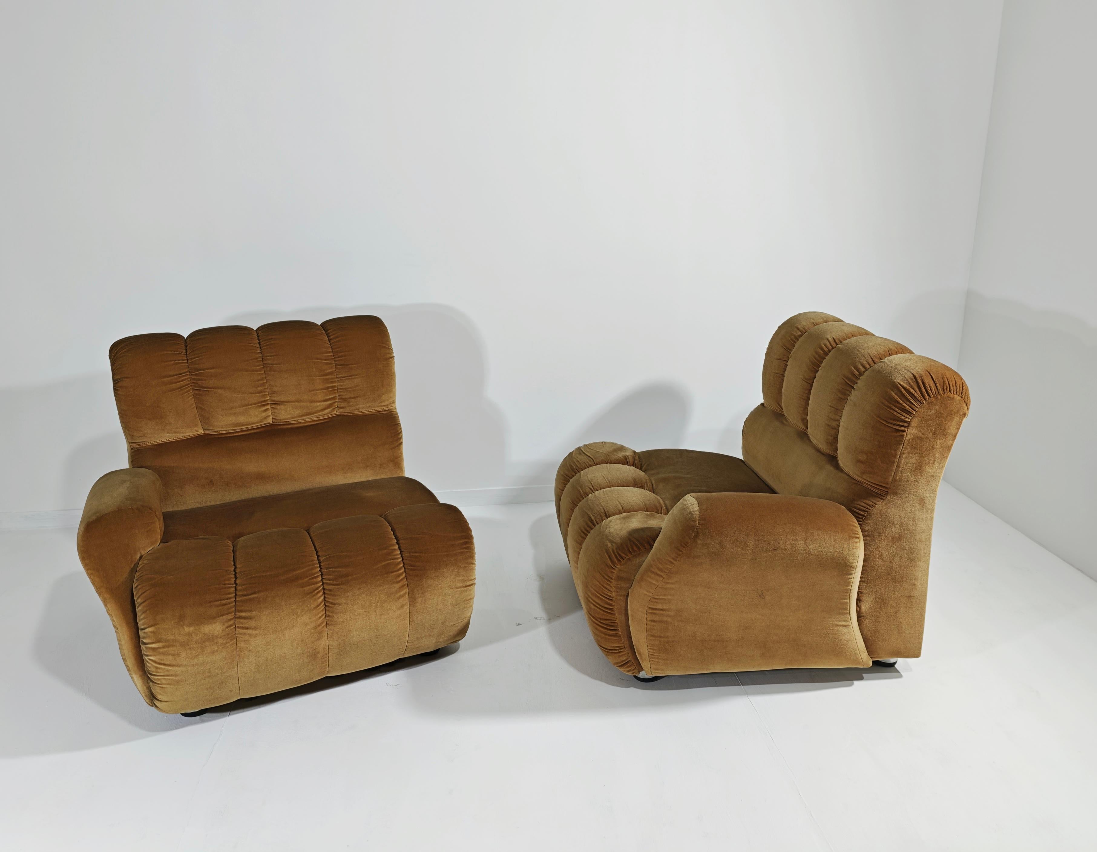 Canapé modulable, fabriqué en Italie en 1970, ensemble de deux. Velours lisse dans des tons de miel.
La recherche d'une nouvelle forme pour les meubles rembourrés. Séparés, nous obtenons une composition différente, ce qui permet de personnaliser