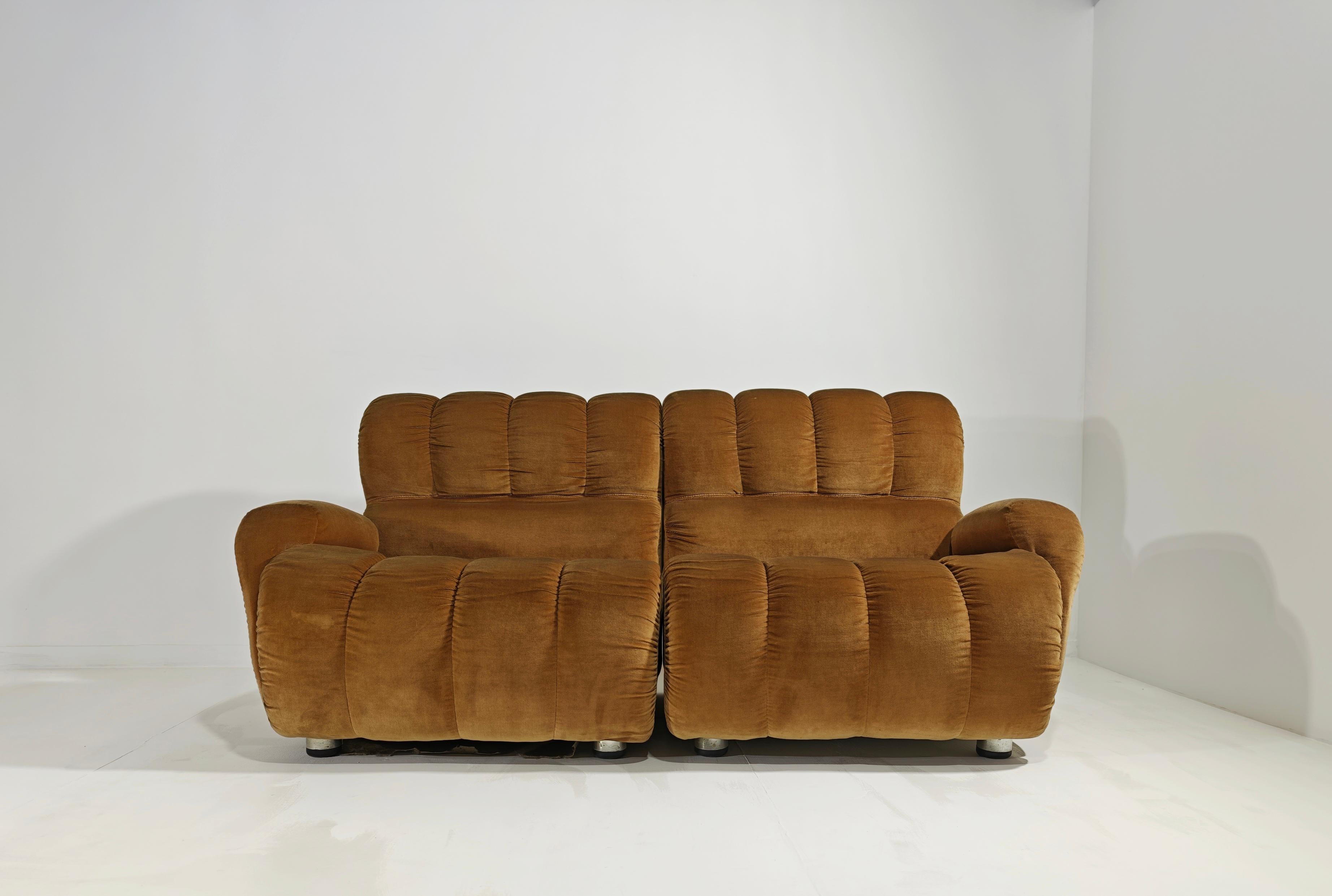 italien Ensemble de deux canapés modulaires en velours design moderne mi-siècle, Italie, 1970 en vente