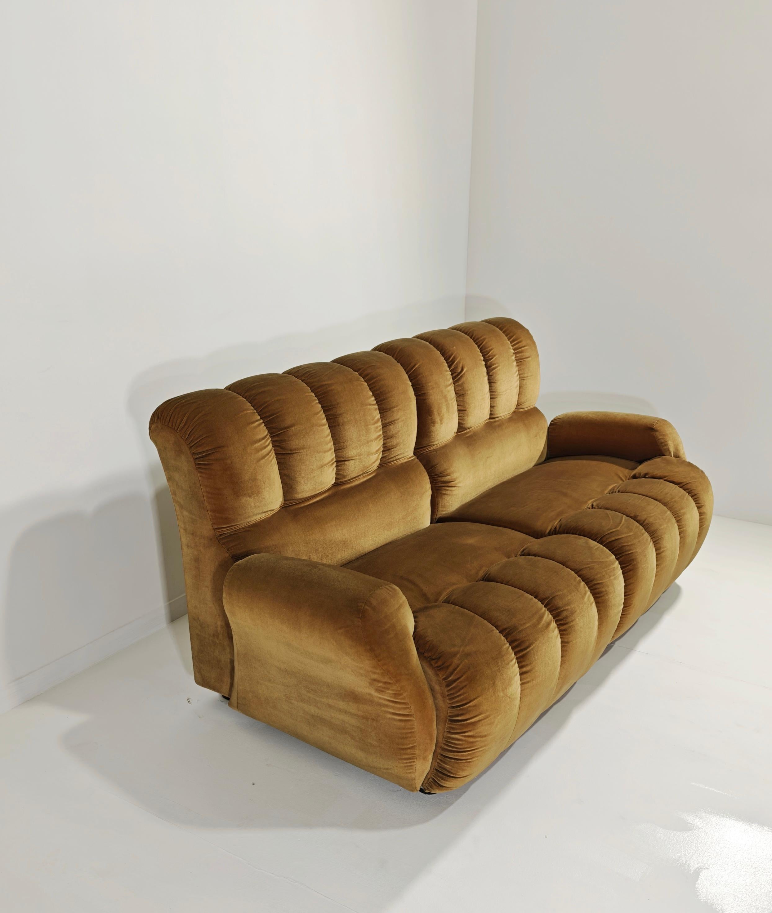20ième siècle Ensemble de deux canapés modulaires en velours design moderne mi-siècle, Italie, 1970 en vente