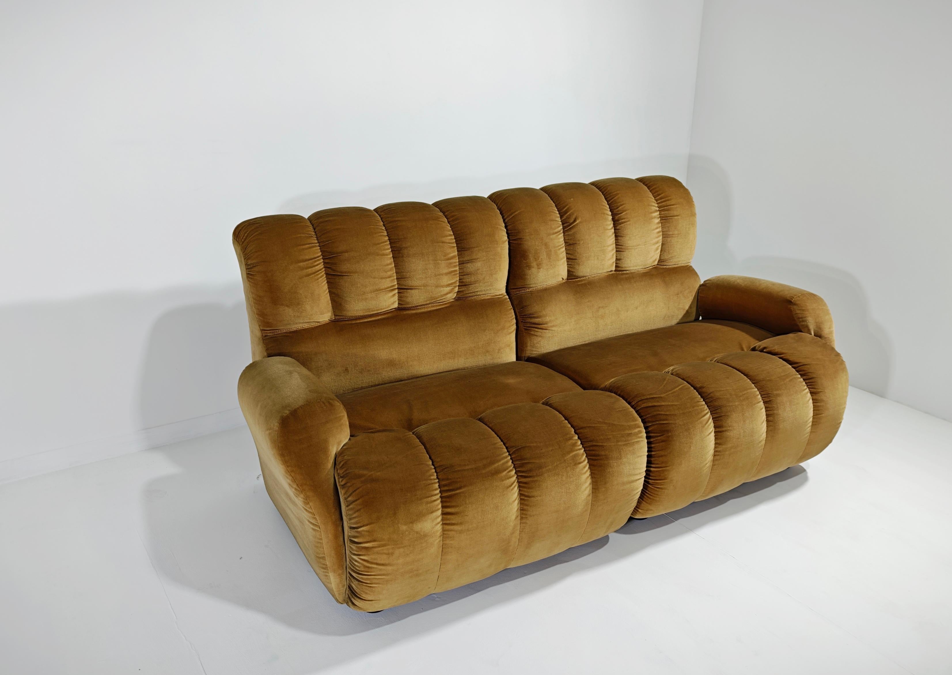 Velours Ensemble de deux canapés modulaires en velours design moderne mi-siècle, Italie, 1970 en vente