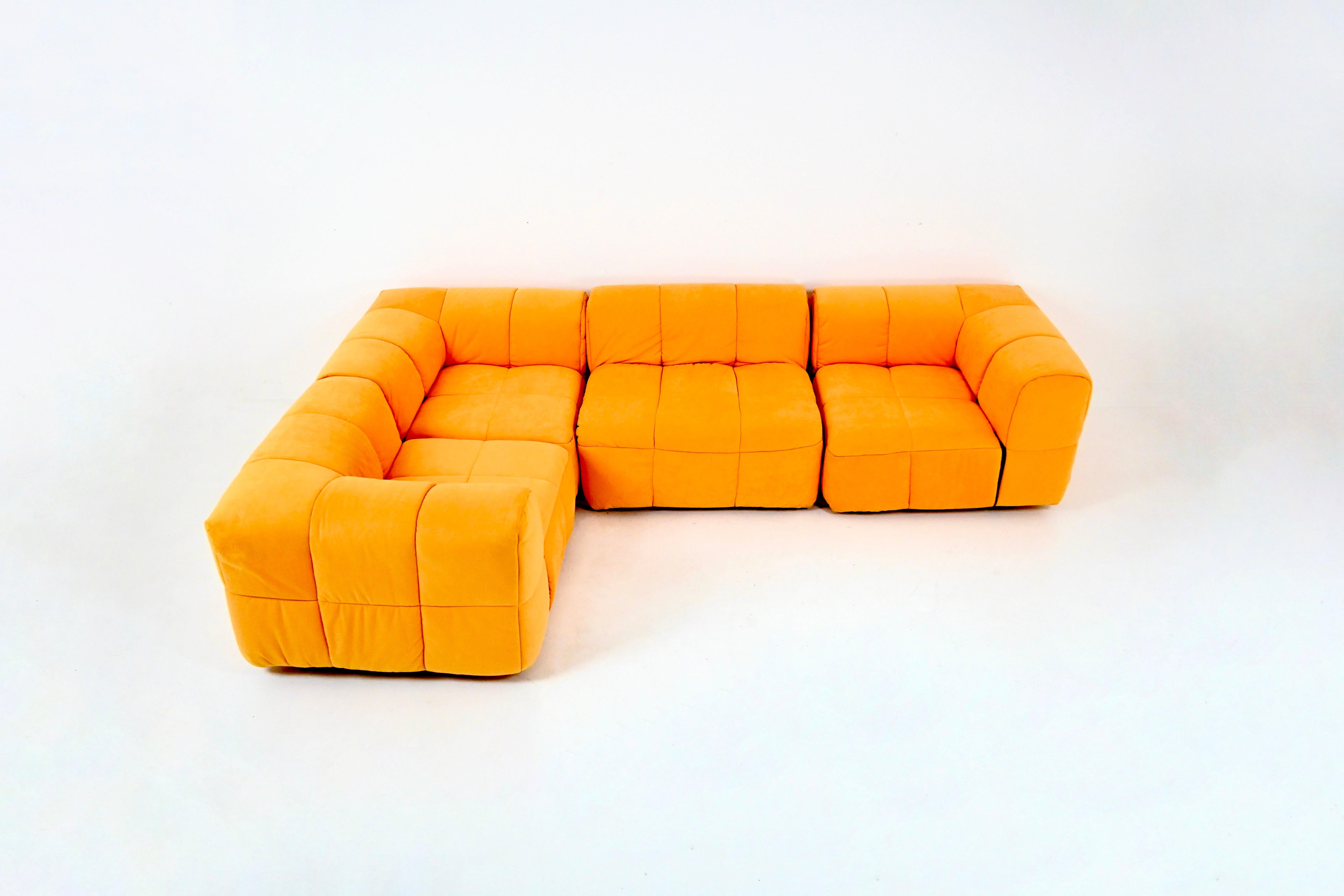 Sofá modular de tela naranja de Cini Boeri. Model No: Tiras.
Dimensiones de un elemento: Alto: 62 cm Ancho: 94 cm Fondo: 94 cm Altura del asiento: 38 cm. Muy buen estado, desgaste debido al tiempo y la edad.
PARA EL ENVÍO, CONSÚLTANOS PARA RECIBIR