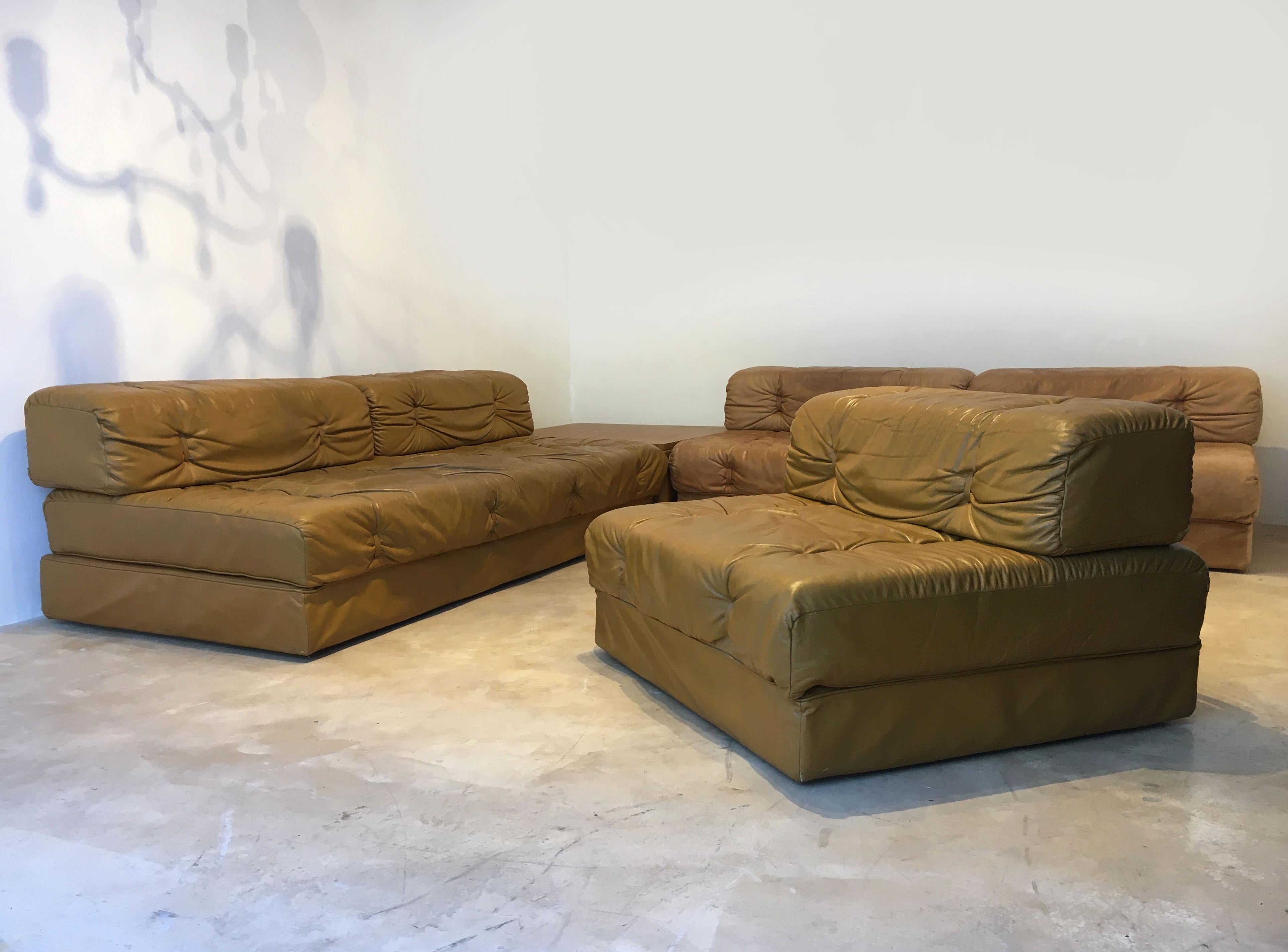 Modular sofa suite daybeds 'Atrium', Wittmann, cognac leather, 1970. A fantastic modern modular sofa in aged and patinated leather designed by Karl Wittmann and manufactured by Wittmann Möbelwerkstätten, Austria, 1970s. The set consists of four