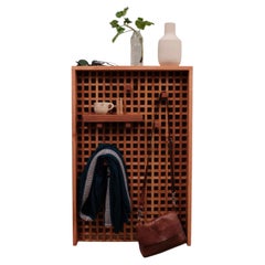 Modulare Garderobe und Wandkombination aus massivem Zedernholz im Gitterdesign „Garibaldi“