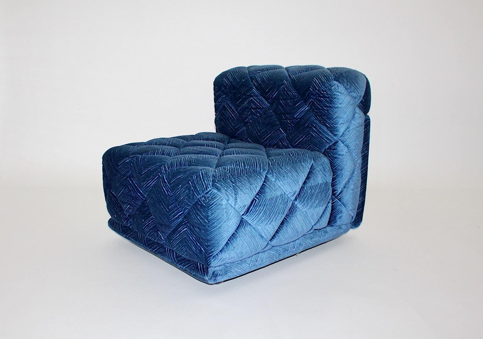 Space Age Vintage modulares Element oder Sofa oder Lounge-Sessel Modell Rhombos aus genähtem Samtstoff in blauer Farbe von Wittmann 1970er Jahre Österreich.
Ein wundervolles modulares Sofaelement oder ein Loungesessel, bezogen mit einem genähten