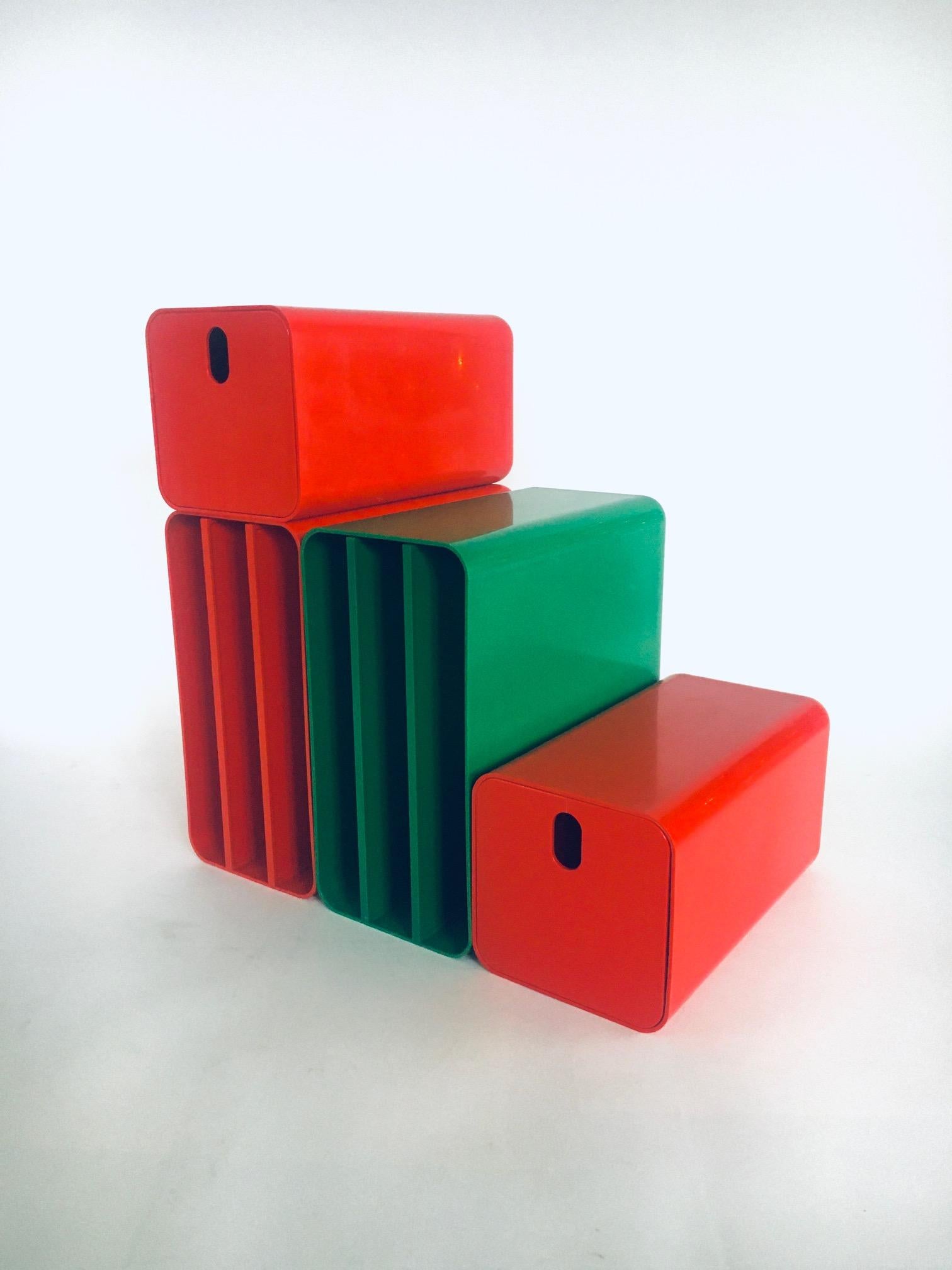 Set di contenitori modulari di Georges Coslin per Collezioni Longato. Made in Italy, periodo anni '60. Contenitore in plastica rigida colorata in rosso e verde. Tutti sono timbrati all'interno con il nome del produttore. Questo set è composto da 2