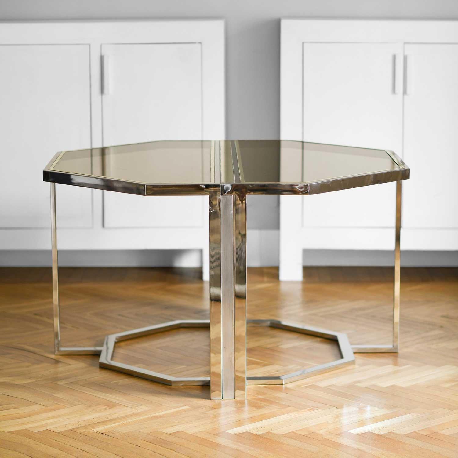 Modular table in chromed metal and brass with smoked glass top, from the 1980s.
Table consisting of two consolles that can be joined together, one of those has an extendable top.
Dimensions of the single consolles: 67 cm (width) x 130 cm (depth) x