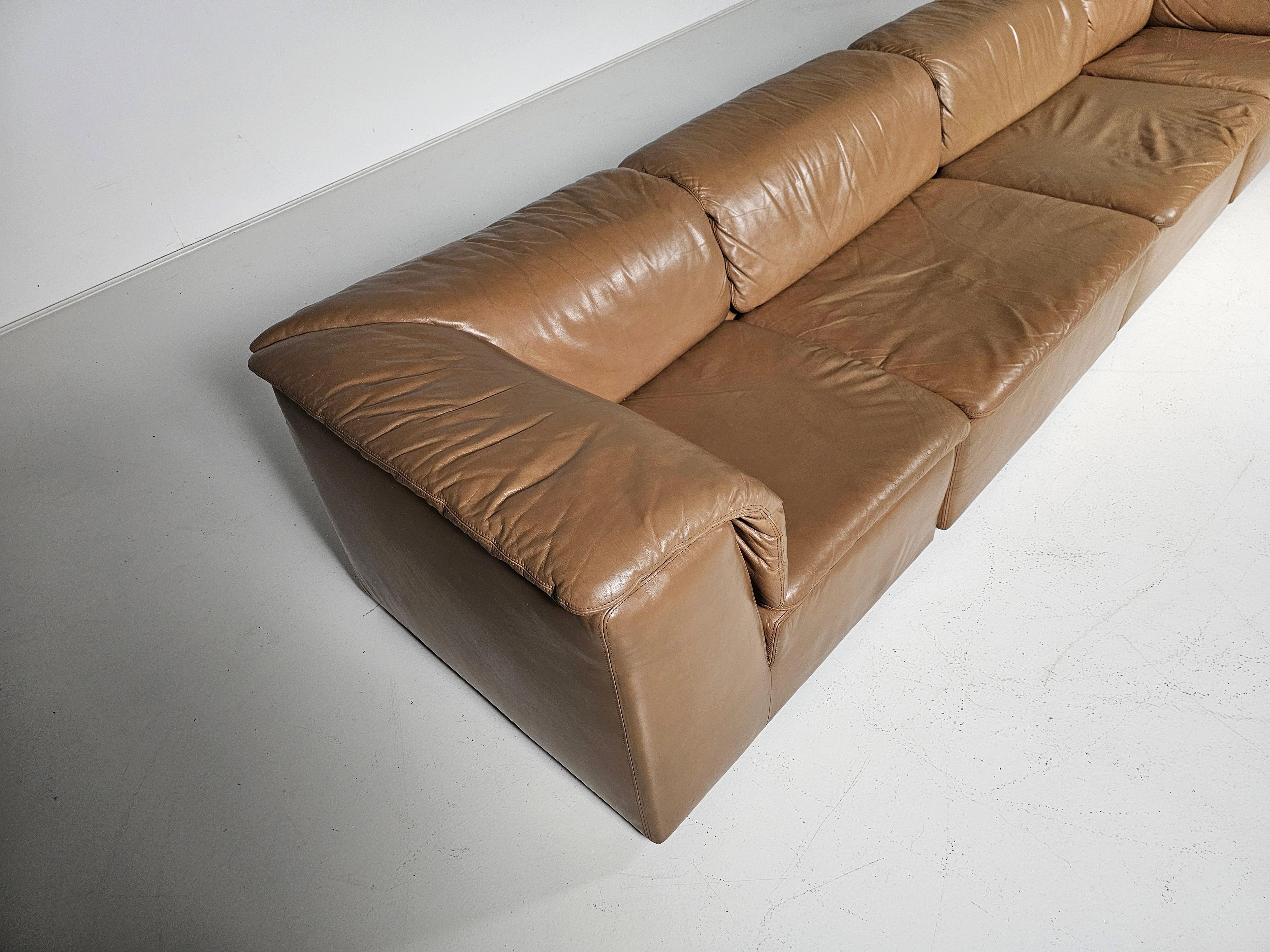 Divano componibile in pelle marrone 