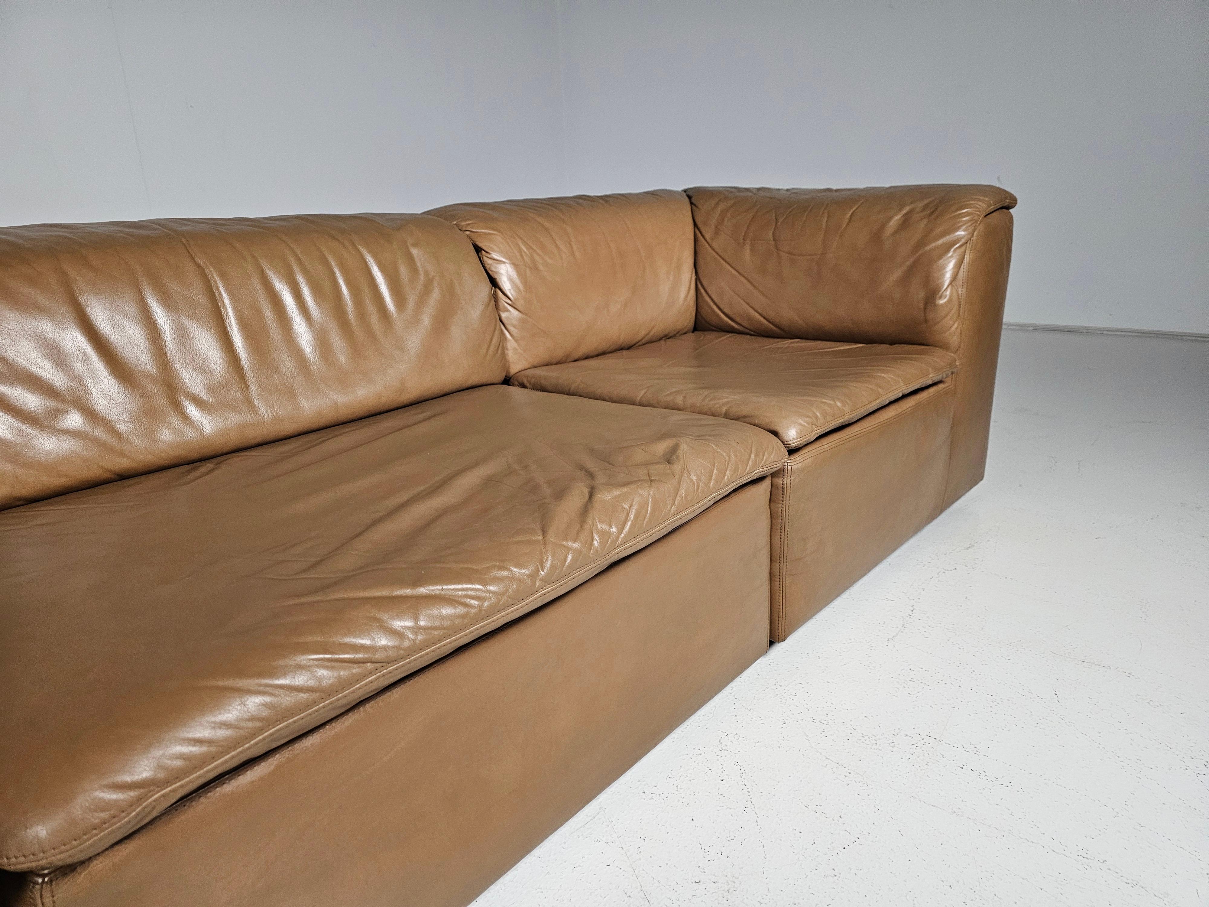 Divano componibile in pelle marrone 