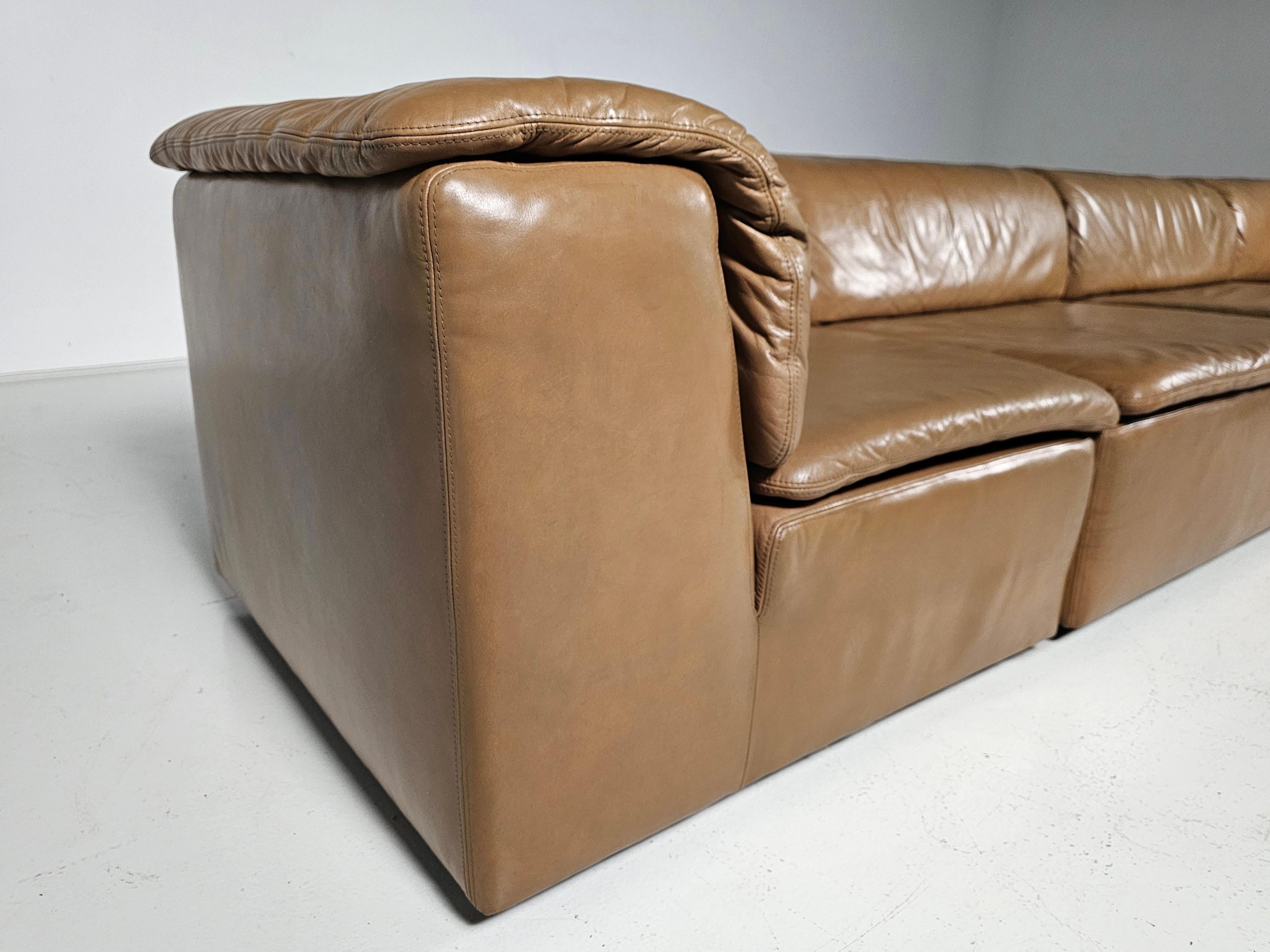 Divano componibile in pelle marrone 