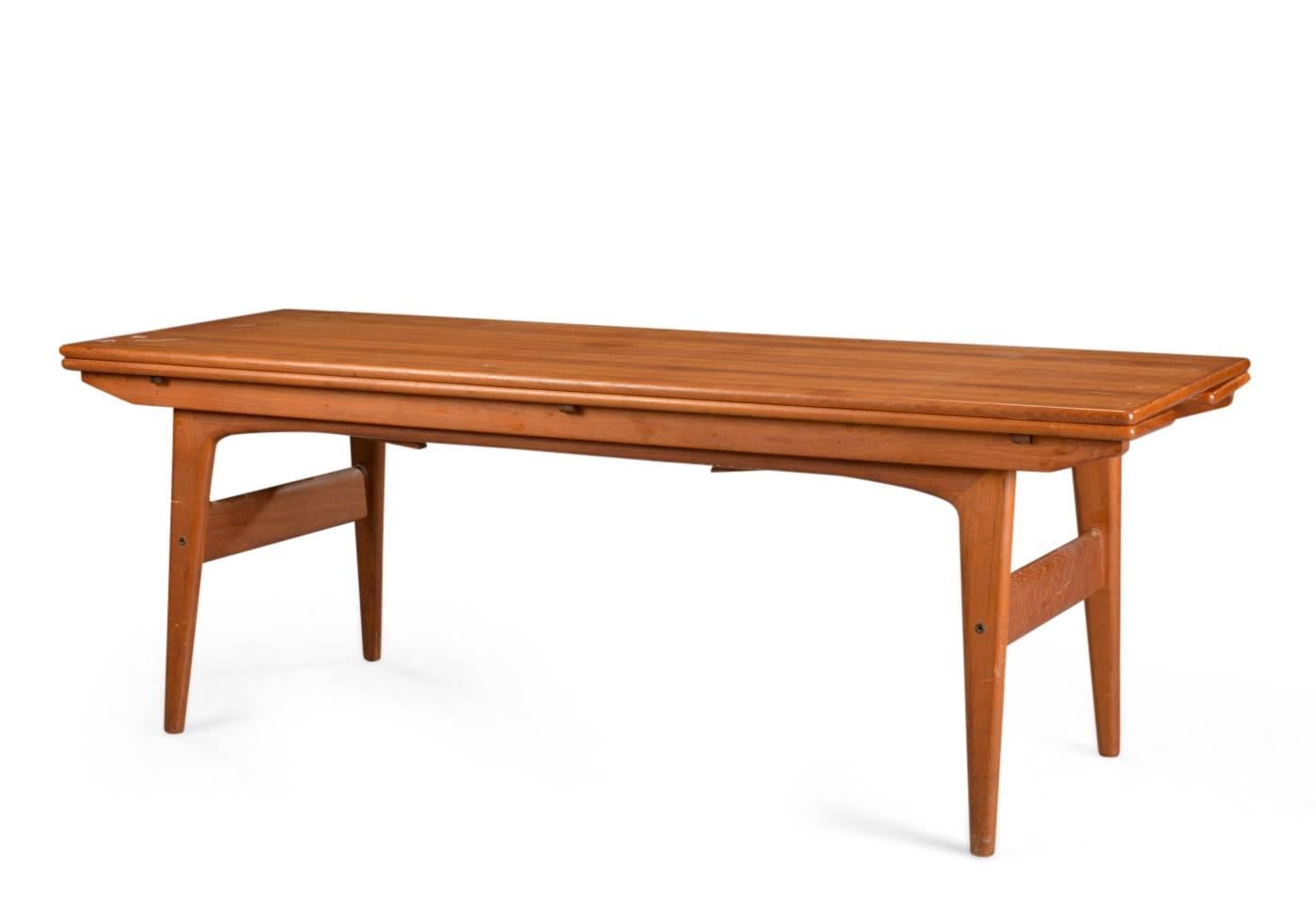 Coffee table in solid and thin teak wood, height adjustable. Danish furniture manufacturer.
Measures: H. 55/72, B. 54/90, L. 150 cm.
Slight signs of wear, scratches.