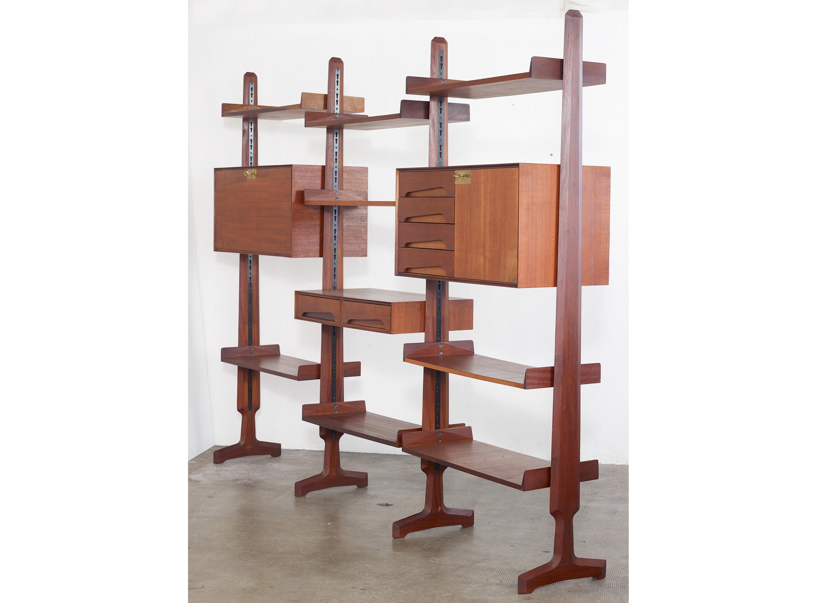 Very elegant teak modular library or bookcase designed by Vittorio Dassi and Edmondo Palutari for Dassi Italy end of the 1950s.

The freestanding modular bookcase has two cabinets, a drawer unit and eight shelves which can all be positioned