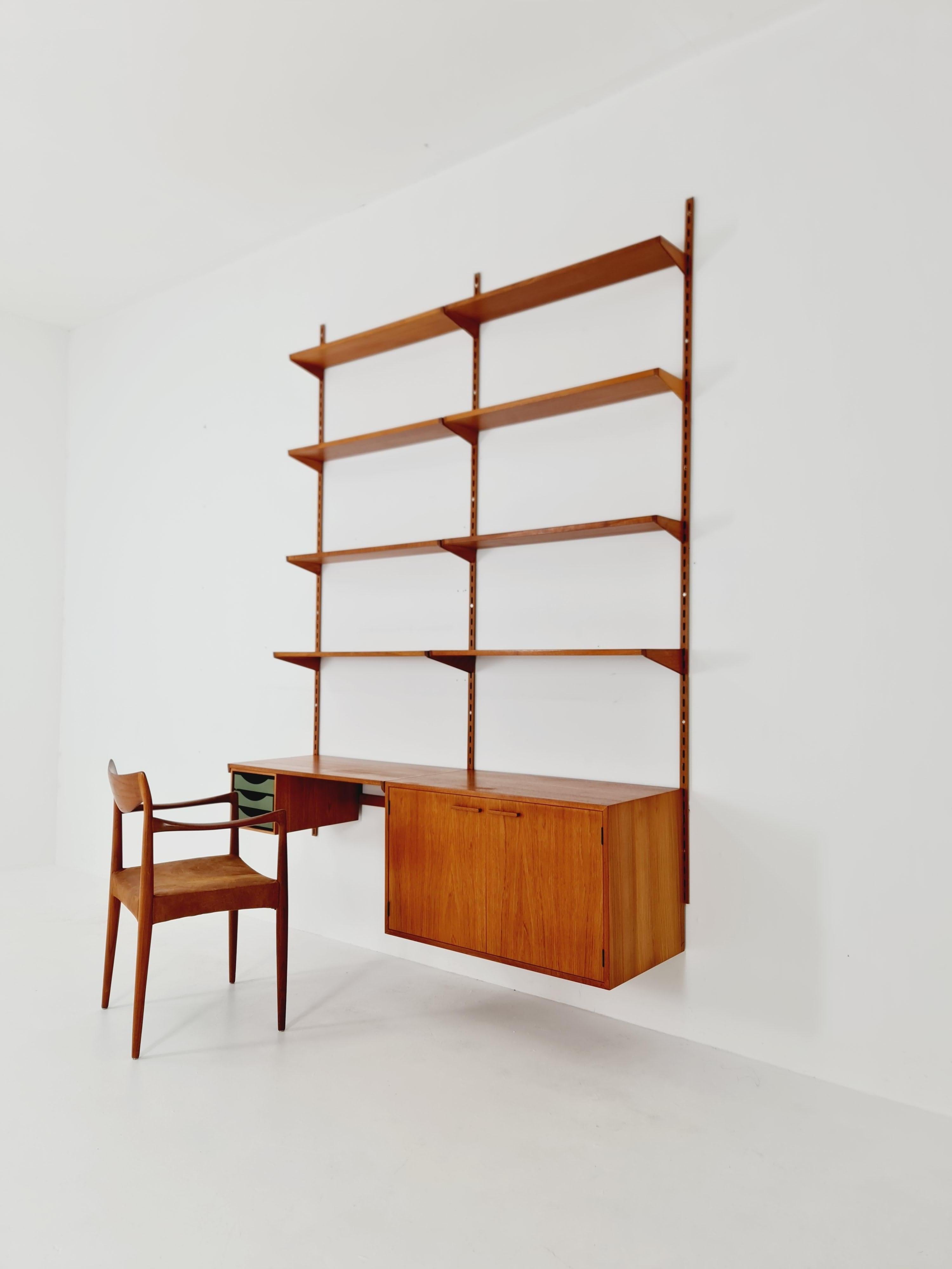 Sistema modulare danese moderno di scaffali in teak di Kai Kai per FH Möbel , Danimarca, 1960

Design danese di F.H. Møbler

Anno di progettazione: 1960s

Dimensioni: :  46--25   D. A. x 174 L. x 220 H. cm 

È in ottime condizioni, tuttavia, come