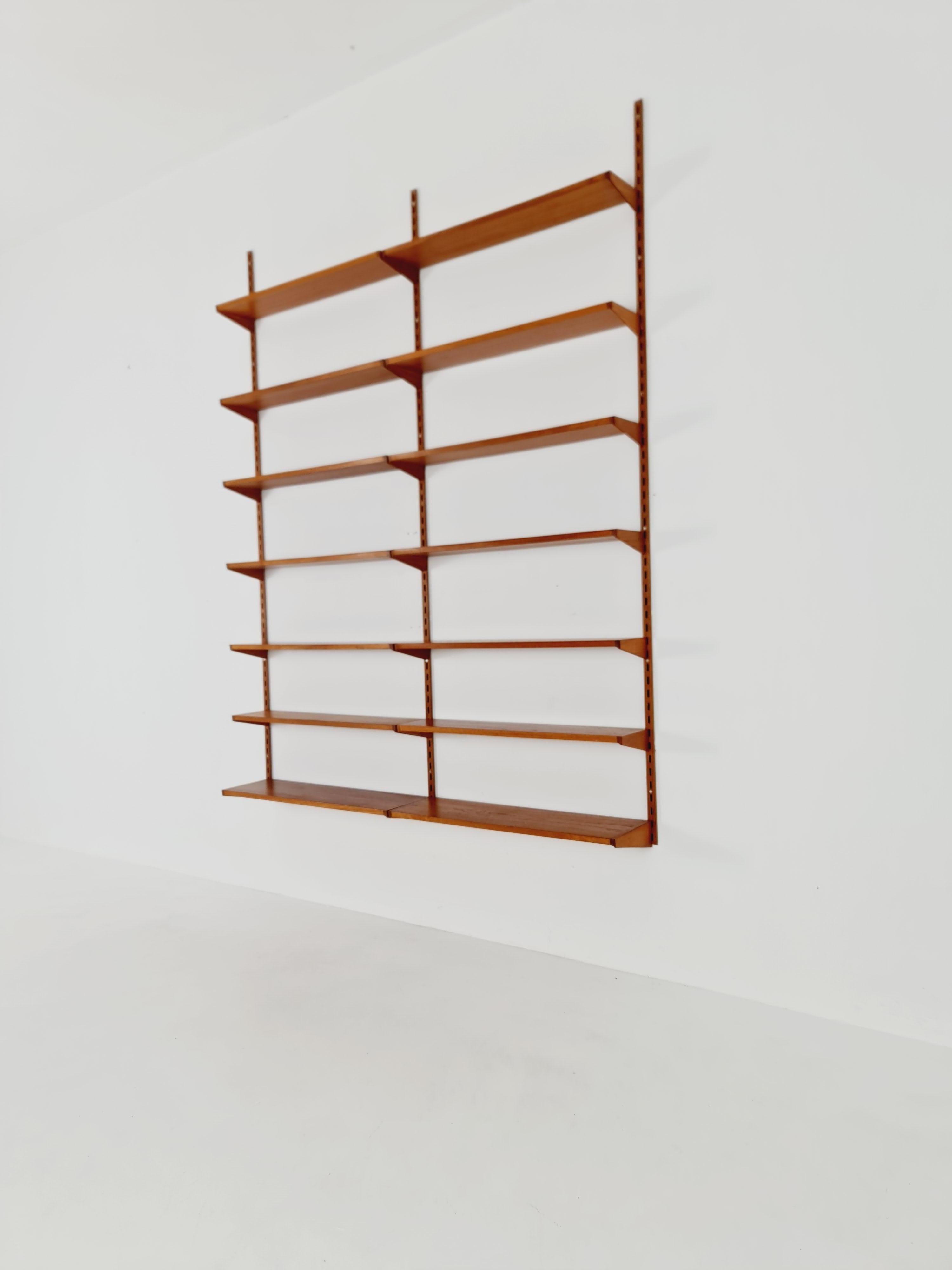 Sistema modulare danese moderno di scaffali in teak di Kai Kai per FH Möbel , Danimarca, 1960

Design danese di F.H. Møbler

Anno di progettazione: 1960s

Dimensioni: :  25  D. A. x 174 L. x 220 H. cm 

È in ottime condizioni, tuttavia, come per