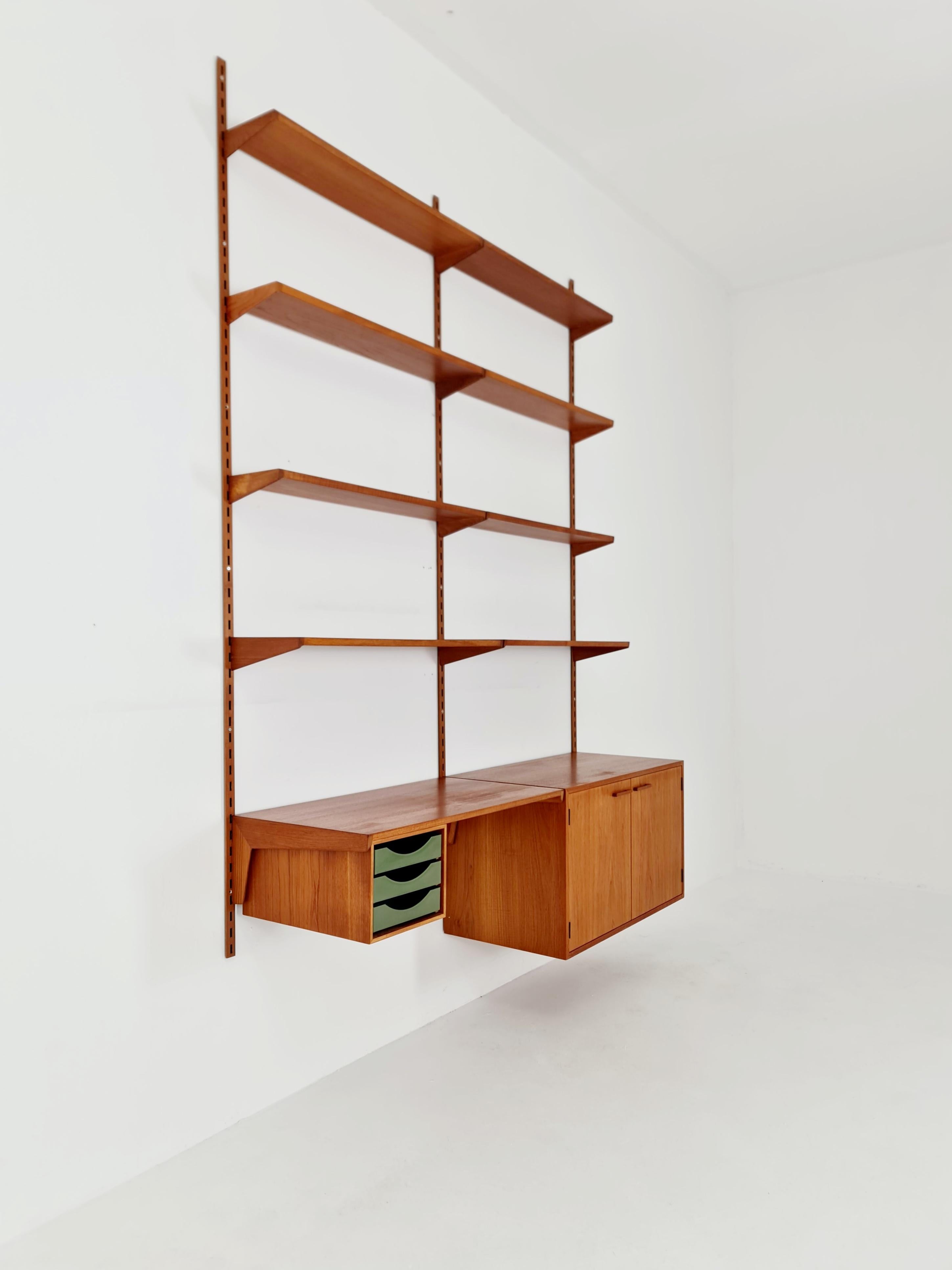 Mid-Century moderno Sistema di scaffali modulari in teak di Kai Kai per FH Möbel , Danimarca, anni '60 in vendita