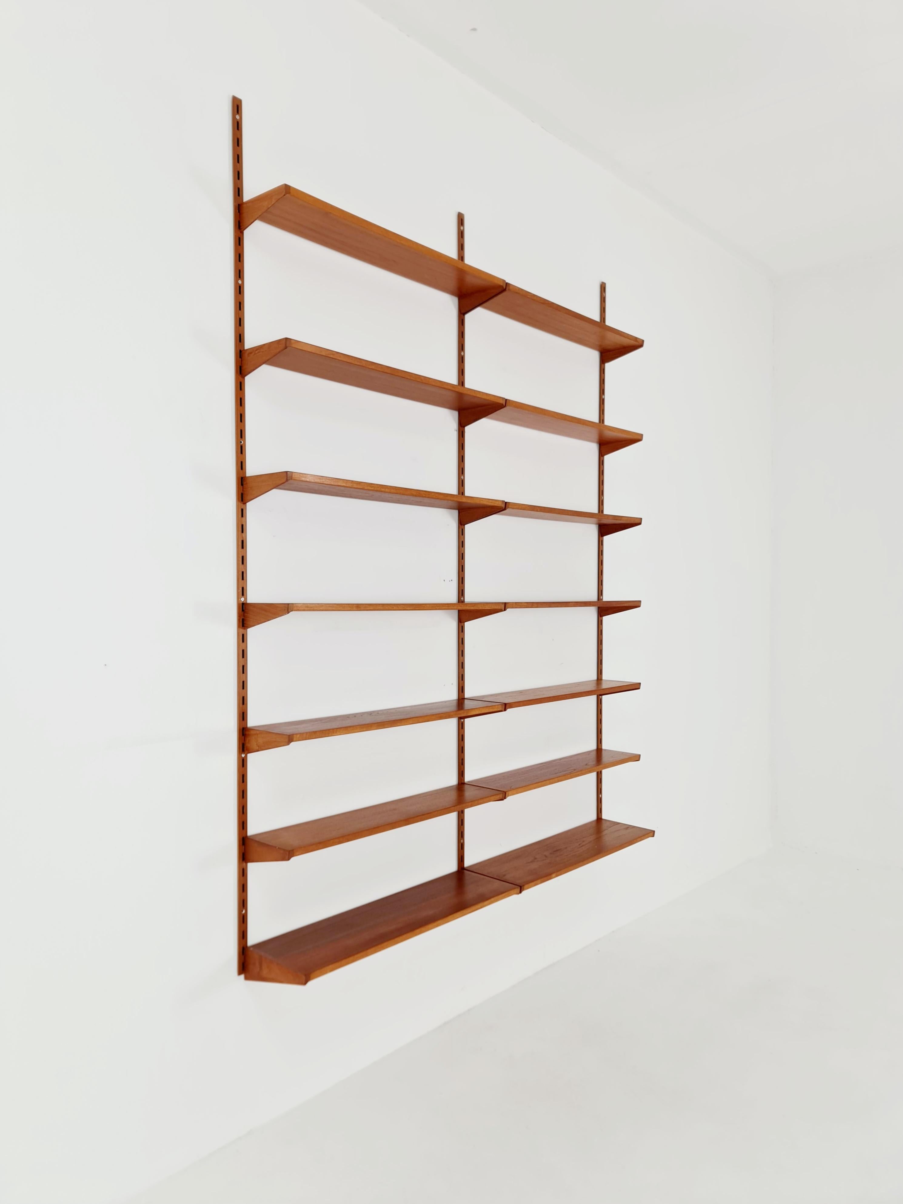 Mid-Century moderno Sistema di scaffali modulari in teak di Kai Kai per FH Möbel , Danimarca, anni '60 in vendita