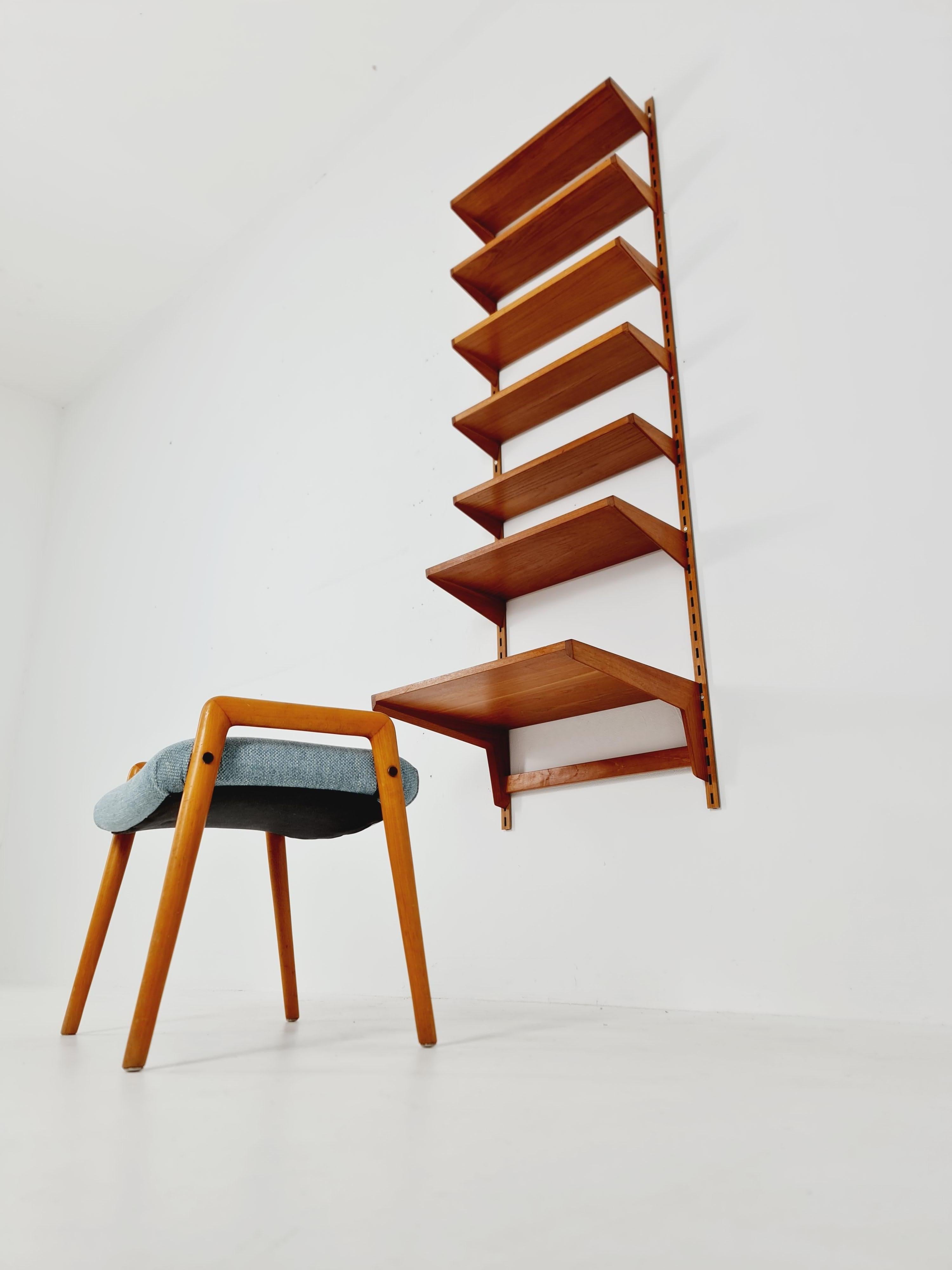 Mid-Century moderno Sistema di scaffali modulari in teak di Kai Kai per FH Möbel , Danimarca, anni '60 in vendita