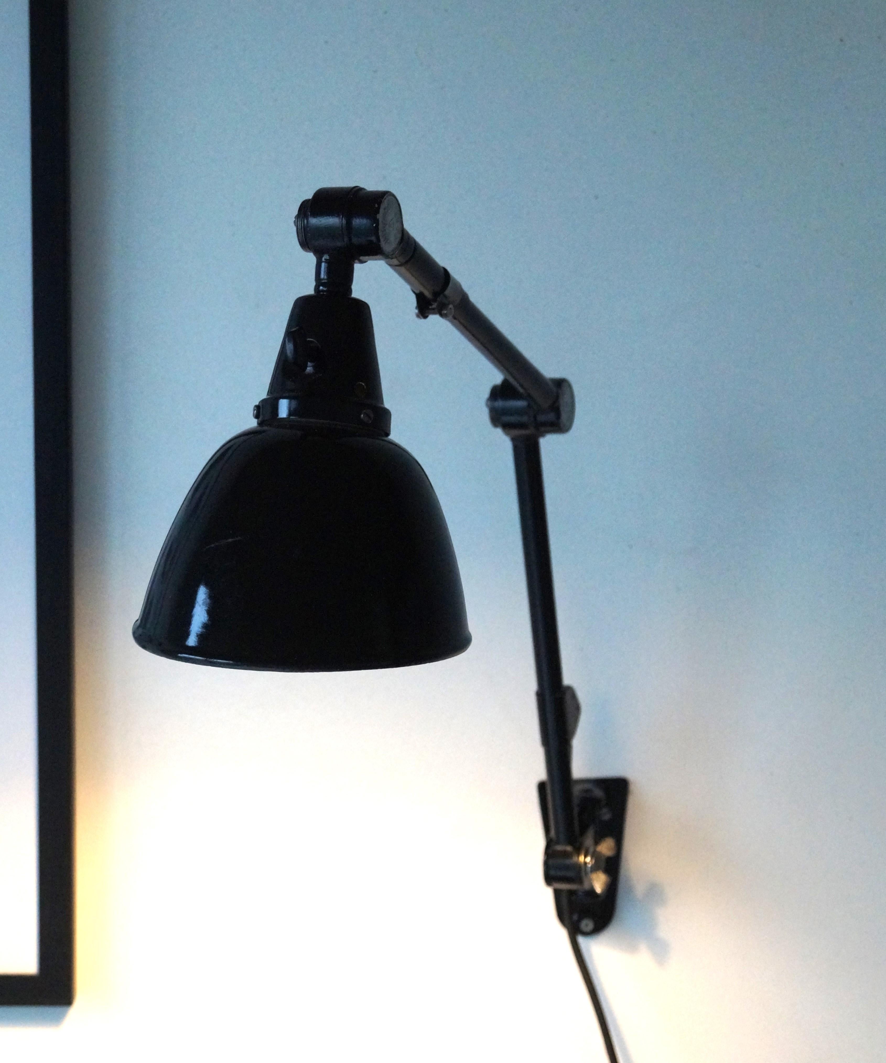 A TYP 505 wall mounted lamp, based on the iconic TYP 113. This modular lamp was produced with 3 different arm lengths, 3 types of (rotating) lampshades and a choice in type of joints.

The lamp is in good condition, rewired and all parts working and